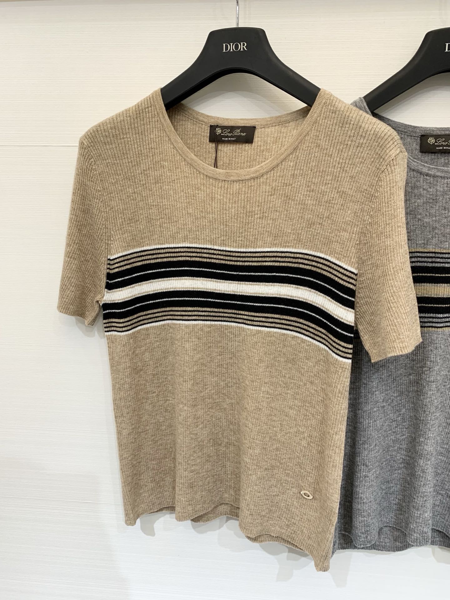NO:807919,230L 26 summer minimalist old-money style striped knitted short-sleeves, a very popular 'universal basic style', basic round neck + slightly slim fit tailoring, not tight or oversize, just fits the body shape, can modify the upper body line, not picky, soft and skin-friendly, comes with a soft light filter, good drape, not easy to wrinkle, has a gentle and high-end temperament Two-color SML, loro piana, versace, T-shirt,19860909230L 26夏季极简老钱风条纹针织短袖,很火的“万能基础款”,基础圆领+微修身合身剪裁,不紧绷也不oversize,刚好贴合身形,能修饰上半身线条,不挑身材,手感软糯亲肤,自带柔光滤镜,垂坠度好,不易起皱,自带温柔高级的气质 两色SML,,loro piana,versace,T-shirt,,Women's clothing