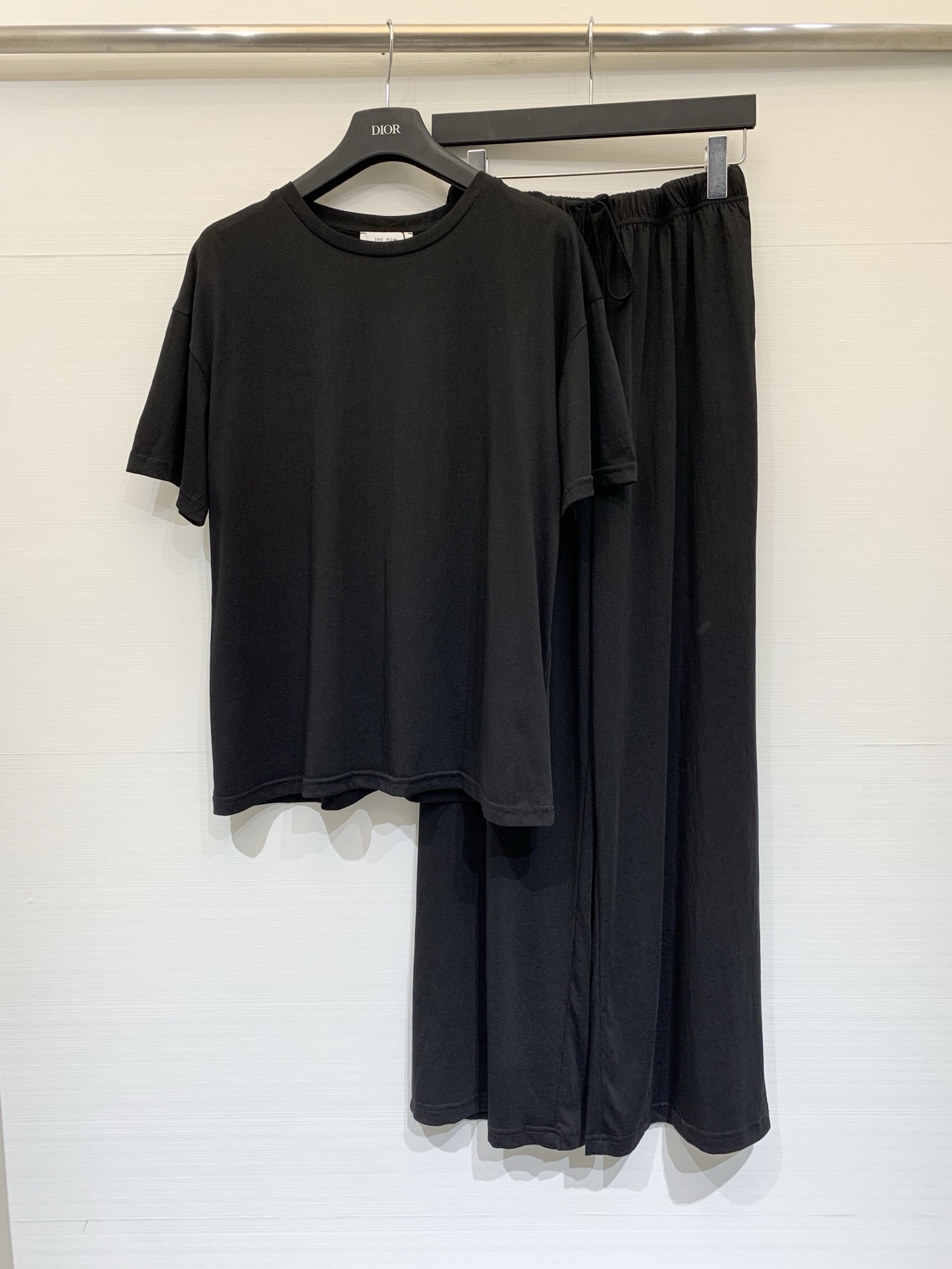 NO:807916,TheRow 26 new summer style pure cotton black casual lazy suit, oversize off-shoulder black short-sleeved T-shirt, paired with elastic waist wide-leg trousers of the same color. The T-shirt is slightly loose, short in the front and long in the back. The trousers have a strong drape and are not picky about your leg shape. You don’t have to worry about matching. A set gives a casual and high-end atmosphere when you go out. You can wear it at home, pick up express delivery, and go shopping. Size SML, versace, T-shirt, tees, t-shirt,19860909TheRow 26夏季新款 纯棉黑色休闲懒人套,oversize落肩黑色短袖T恤,搭配同色系松紧腰阔腿长裤,T恤是微宽松、前短后长的慵懒版型,裤子垂坠感强,不挑腿型,不用费心搭配,一套出门就是随性高级的氛围感,居家、取快递、逛街都能穿 码数SML,,versace,T-shirt,tees，t-shirt,,Women's clothing