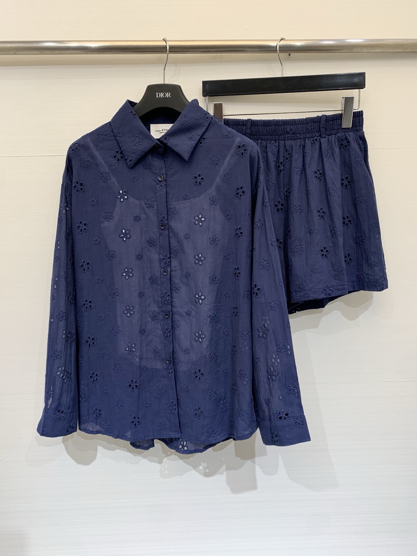 NO:807910,Isabel Marant 26 new summer style three-piece set of hollow embroidered shirt + vest + shorts, customized Tencel cotton fabric, with flower hollow embroidery all over, with breathable mesh effect, paired with elastic waist shorts of the same color, loose fit, can be used as sun protection, breathable and skin-friendly, with a slightly transparent lazy atmosphere, not easy to wrinkle after washing. Color white navy blue code number SML, shorts, shirts,19860909IsabelMarant 26夏季新款 镂空刺绣衬衫+背心+短裤三件套套装,定制天丝棉面料,满幅做了花朵镂空刺绣,自带透气网眼效果,搭配同色系松紧腰短裤,版型宽松,可当防晒,透气亲肤,自带微透的慵懒氛围感,洗后不易皱 颜色白色 藏蓝 码数SML,,shorts,shirts,,Women's clothing