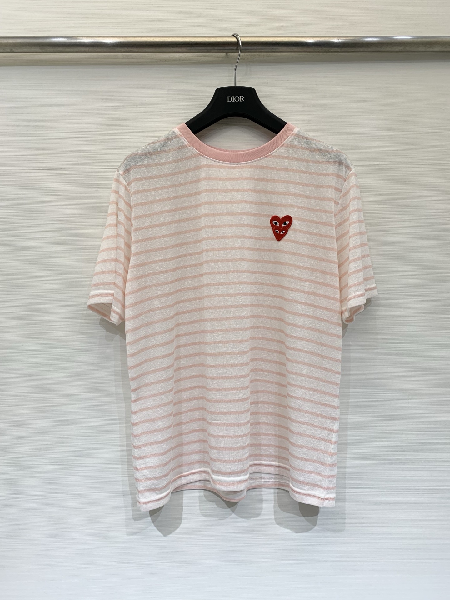 NO:807930,Rei Kawakubo's 26 new summer style striped love short-sleeved T-shirt, slightly loose fit, slightly see-through thin fabric, black contrasting round neck, double-layered love heart embroidery on the left chest, with a distressed and relaxed feel, Japanese street style, college style, versatile for age reduction, three-color SML, T-shirt, tees, t-shirt,19860909川久保玲 26夏季新款 条纹爱心短袖T恤,微宽松版型,微透薄款面料,黑色撞色圆领,左胸双层叠穿爱心刺绣,自带做旧松弛感,日系街头、学院风、减龄百搭 三色SML,,T-shirt,tees，t-shirt,,Women's clothing