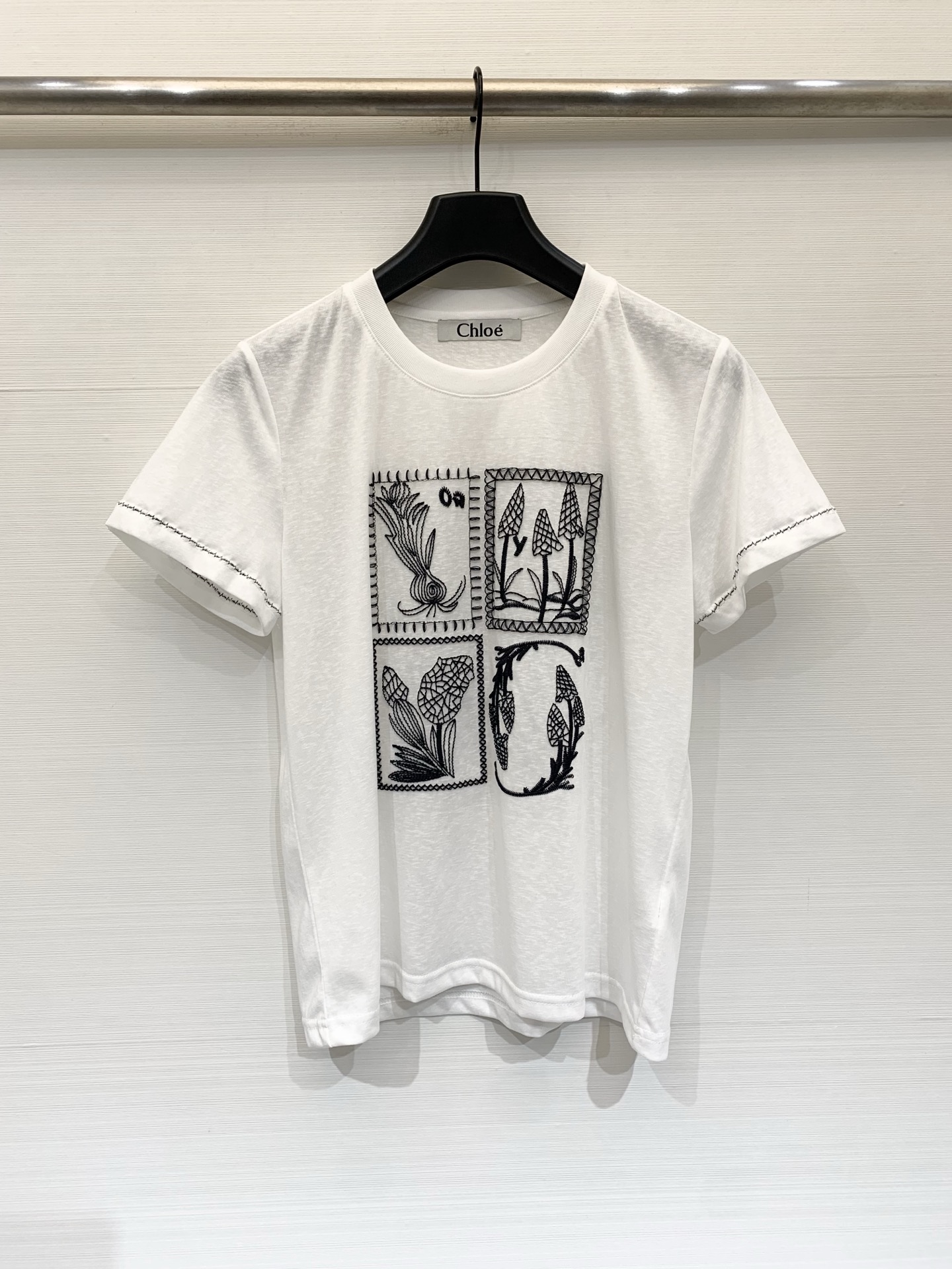 NO:808462,Chloé 26 new summer style French literary embroidery short-sleeved T-shirt, light and breathable plain cotton fabric, with natural texture, showing a relaxed and casual texture, with black plant-themed embroidery on the chest, full of retro illustrations Size SML P,,chloe,T-shirt,tees,t-shirt,19860909Chloé 26夏季新款 法式文艺刺绣短袖T恤,轻薄透气的平纹棉面料,带有自然的肌理感,呈现松弛随性的质感,胸前是黑色植物主题刺绣,充满复古插画感 码数SML P,,chloe,T-shirt,tees，t-shirt,,Women's clothing