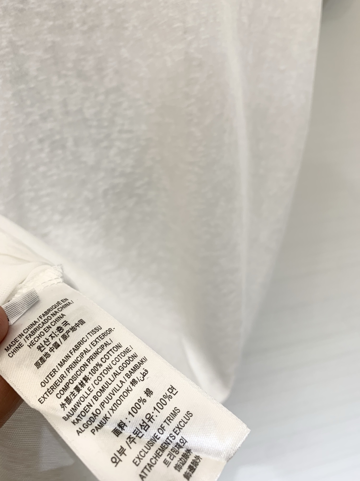 Chloé 26夏季新款 法式文艺刺绣短袖T恤，轻薄透气的平纹棉面料，带有自然的肌理感，呈现松弛随性的质