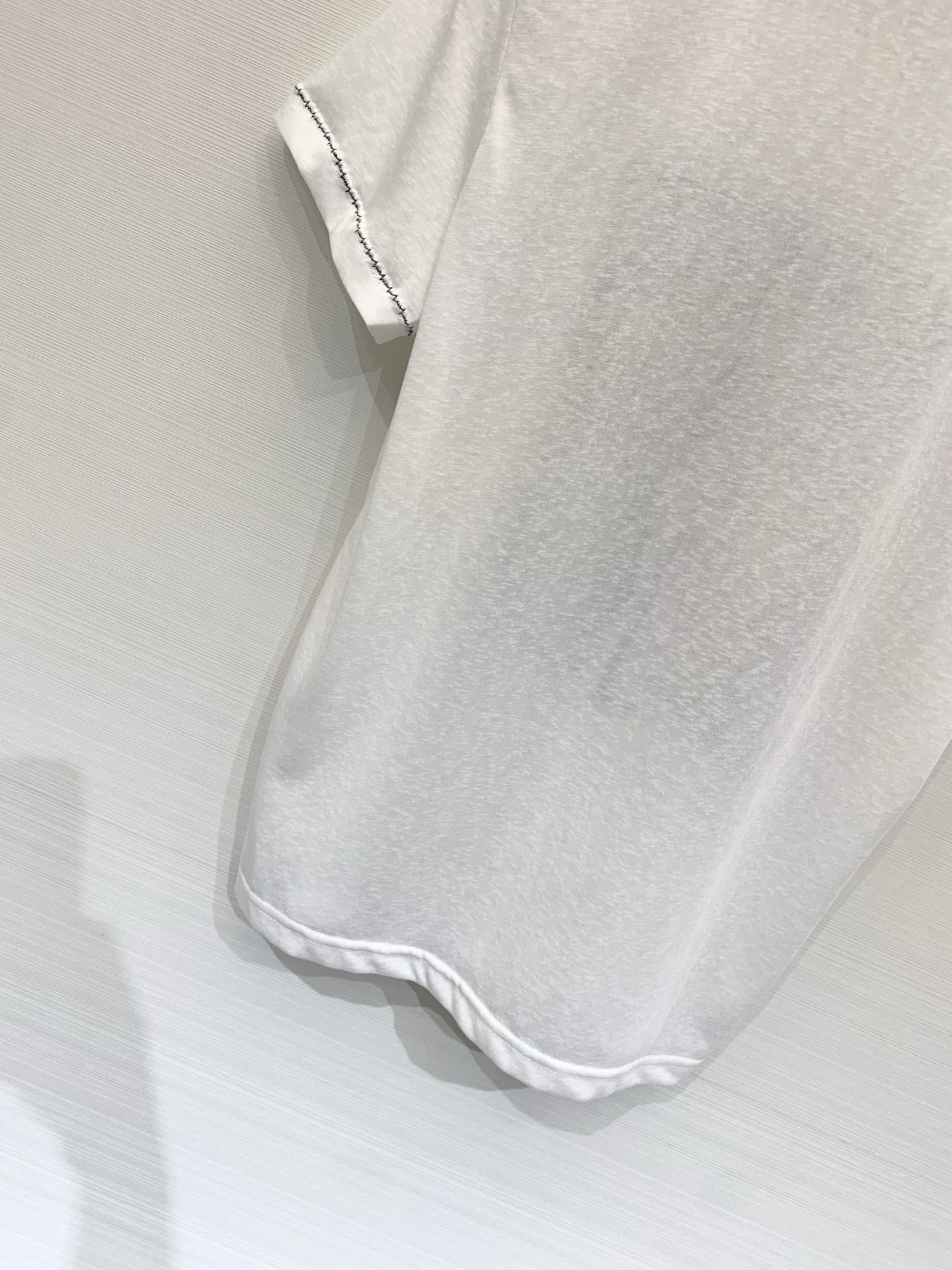 Chloé 26夏季新款 法式文艺刺绣短袖T恤，轻薄透气的平纹棉面料，带有自然的肌理感，呈现松弛随性的质
