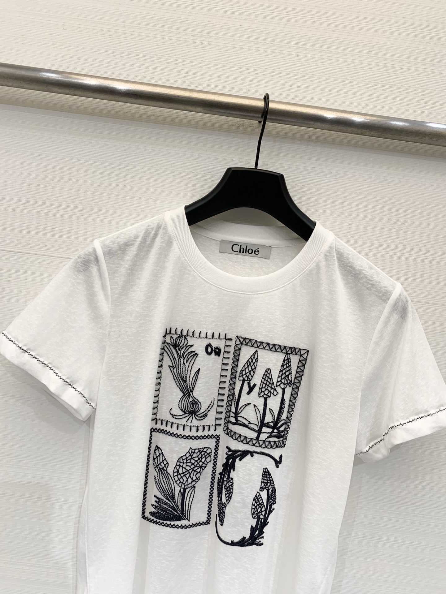Chloé 26夏季新款 法式文艺刺绣短袖T恤，轻薄透气的平纹棉面料，带有自然的肌理感，呈现松弛随性的质