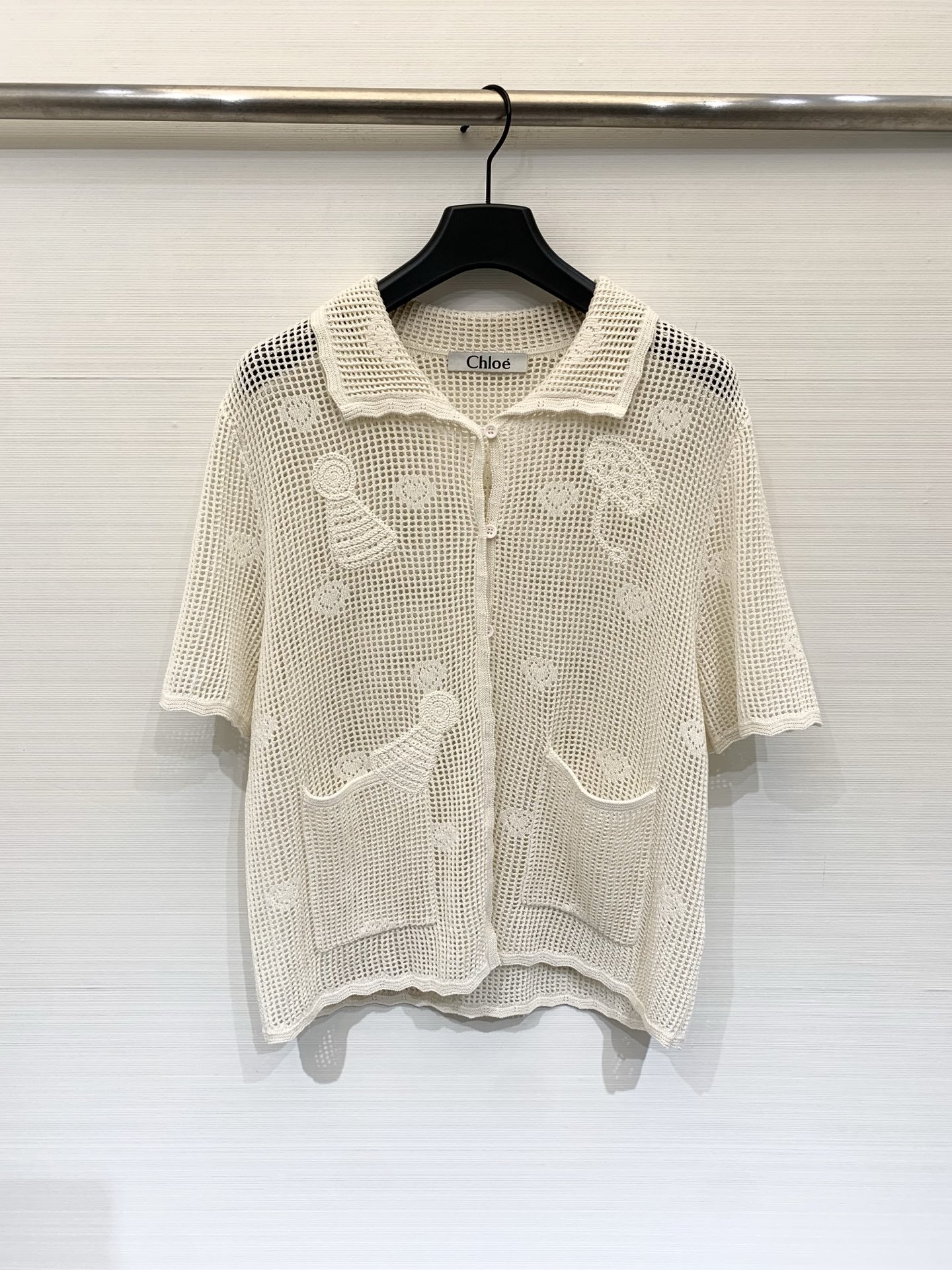NO:823121,Chloé 26 new summer style handmade crocheted hollow knitted short-sleeved cardigan, full of relaxed French holiday feel, made of mesh hollow knitted fabric, loose and straight drop shoulder short-sleeved version, embellished with handmade crochet appliqués, French retro + holiday casual, can be paired with jeans, linen skirts or shorts of the same series to create a relaxed and textured spring and summer outfit  Two-color SML,,chloe,skirts,shorts,jeans,T-shirt,19860909Chloé 26夏季新款 手工勾花镂空针织短袖开衫,充满松弛的法式度假感,采用网眼镂空针织面料,宽松直筒的落肩短袖版型,点缀手工感的钩织贴花,法式复古+度假休闲,可搭配牛仔裤、亚麻半裙或同系列短裤,打造松弛又有质感的春夏穿搭 两色SML,,chloe,skirts,shorts,jeans,T-shirt,,Women's clothing
