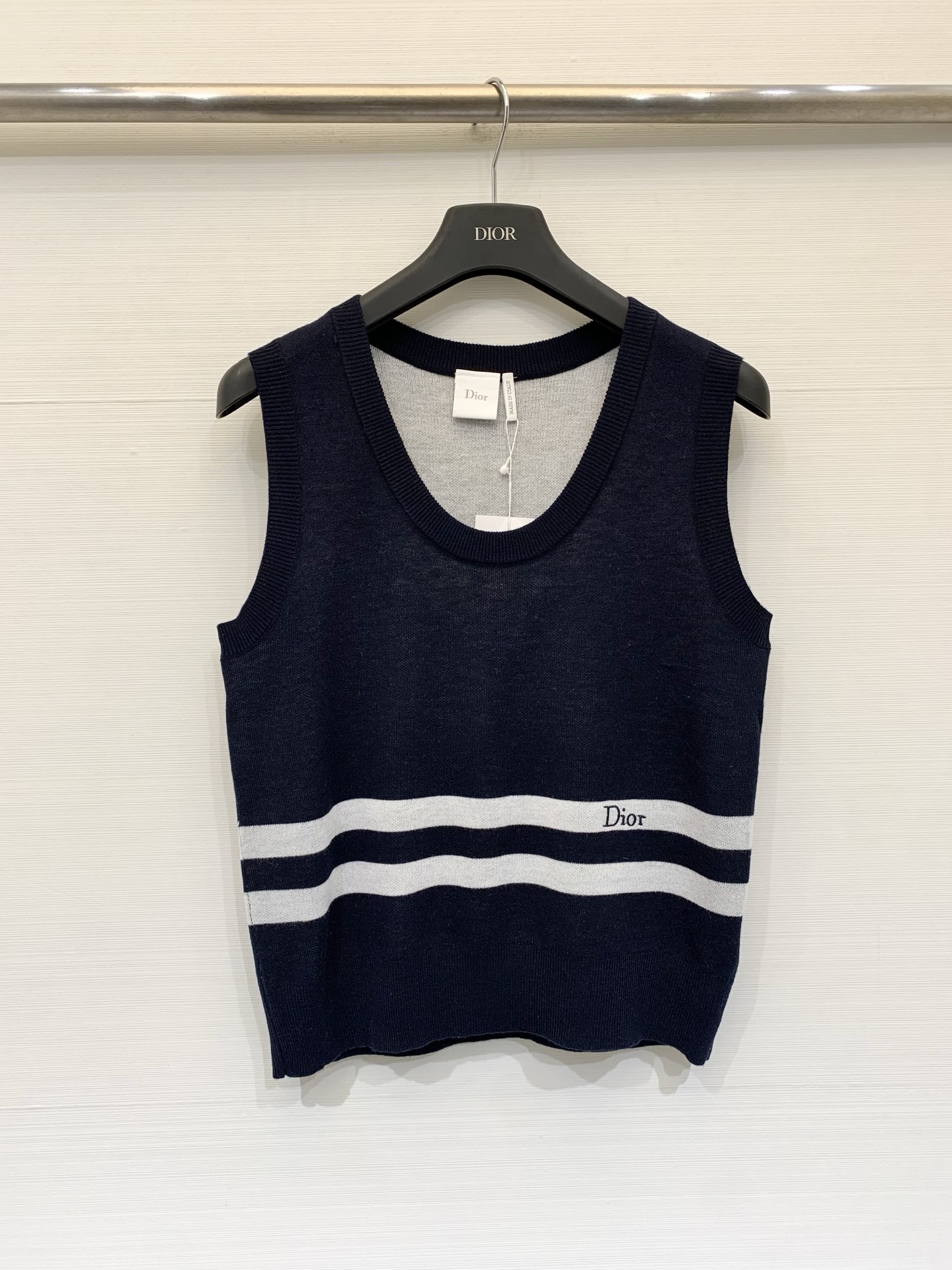 NO:822112,Dior 26 new summer style simple knitted vest, embroidered logo letter decoration, two colors SML P,, dior,19860909Dior 26夏季新款 简约针织背心,刺绣Logo图字母修饰点缀 两色SML P,,dior,,Women's clothing