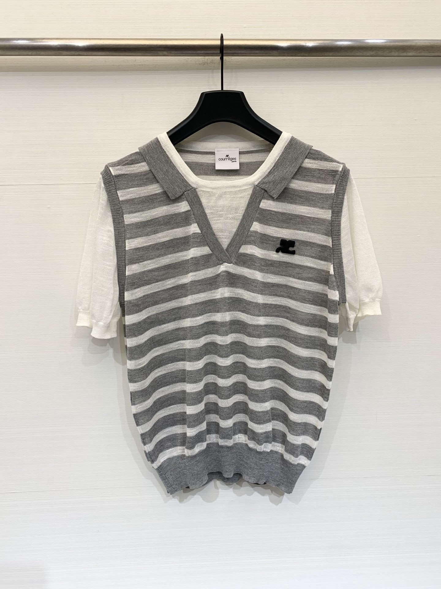 NO:822099,Courrèges 26 new summer model, fake two-piece thin striped knitted short-sleeves, with a small gray lapel at the neckline, and a black embroidered brand logo on the left chest. It is low-key and recognizable. The short version has a slight waist, and the hem is slightly edged, just stuck at the waistline. It looks taller and slimmer, and does not choose the figure. Size SM,, T-shirt,19860909Courrèges 26夏季新款 假两件薄款条纹针织短袖,领口还有灰色小翻领,左胸位置有黑色刺绣品牌Logo,低调又有辨识度,微收腰的短款版型,下摆做了微收边,刚好卡在腰线位置,显高显瘦,不挑身材 码数SM,,T-shirt,,Women's clothing