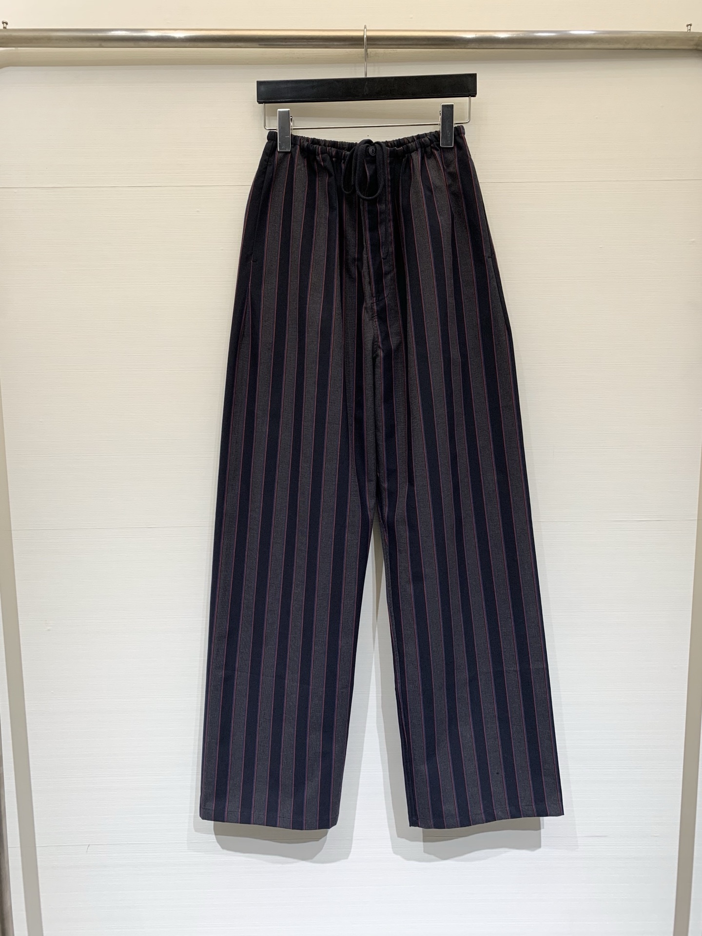 NO:822086,MM6 2026 spring and summer new style minimalist style striped straight loose casual pants zg latest style two-color SML, masion margiela,19860909MM6 2026春夏新款 极简风条纹直筒宽松休闲裤 zg最新款 两色SML,,masion margiela,,Women's clothing