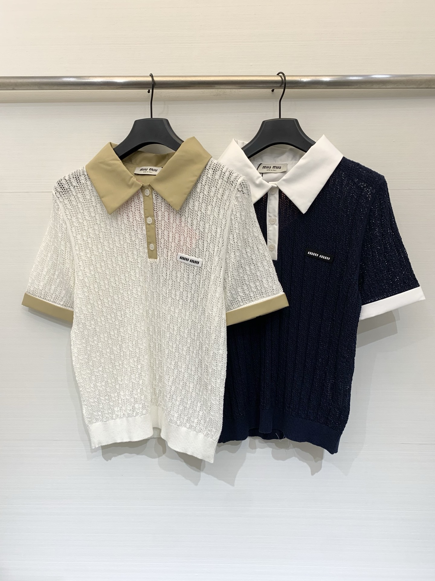 NO:822065,MIUMI* 26 new summer style, hollow Polo collar knitted short sleeves, logo pattern decoration, two-color SML,,miumiu,T-shirt,19860909MIUMI* 26夏季新款 镂空Polo领针织短袖,Logo图案修饰点缀 两色SML,,miumiu,T-shirt,,Women's clothing