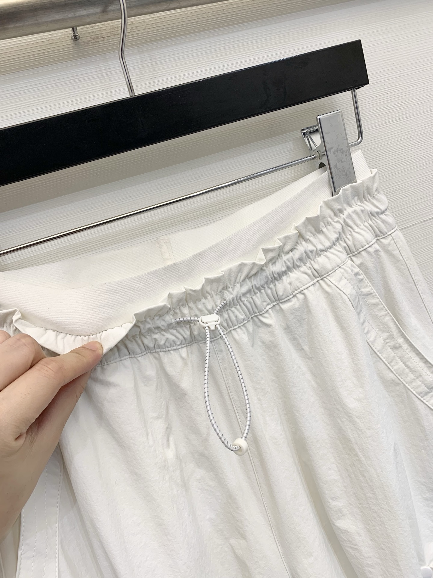Sacai 26夏季新款 拼接腰头工装阔腿休闲裤，兼具实穿性与潮流属性，低饱和度自带高级的雾面质感，高密