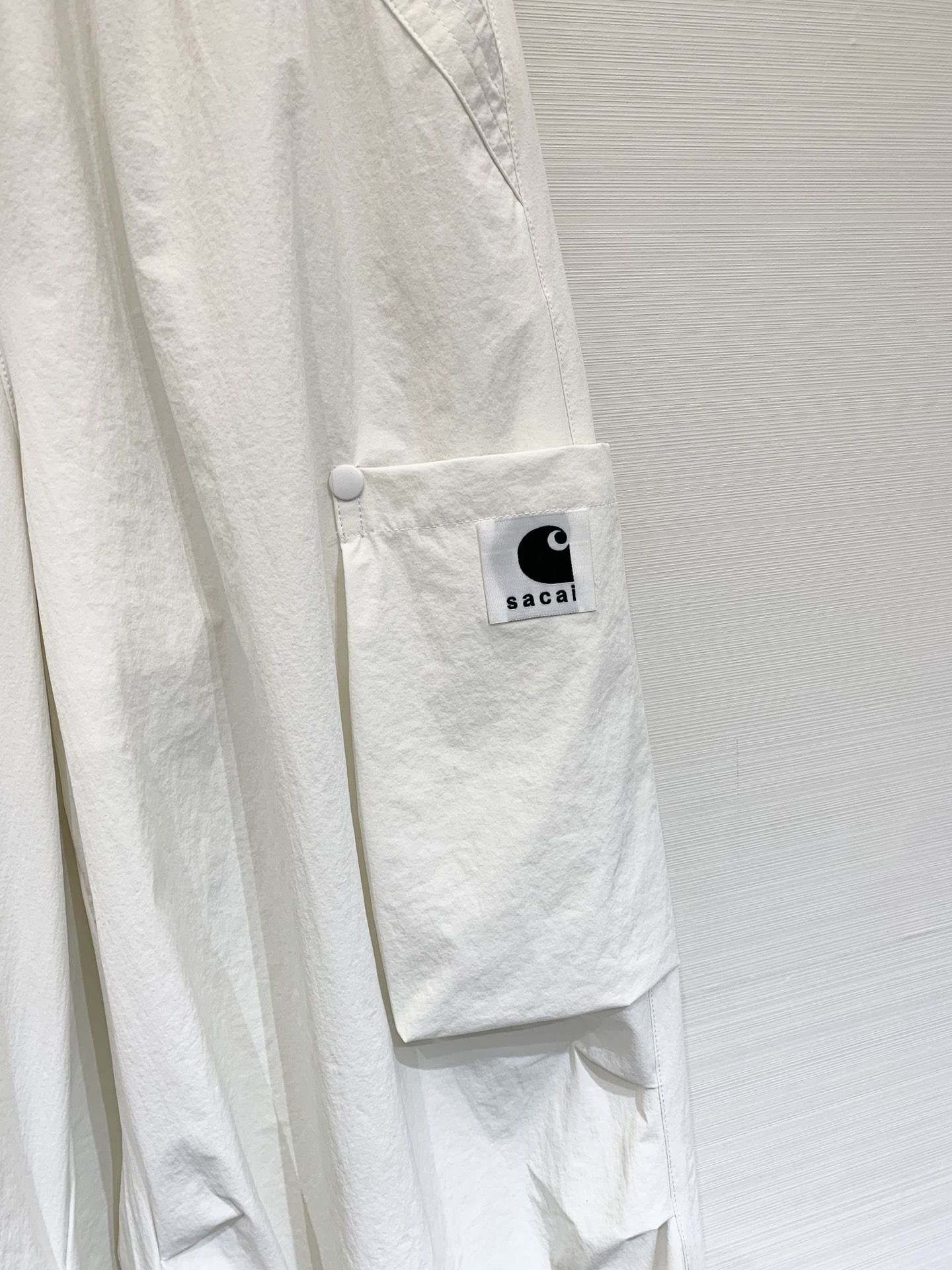 Sacai 26夏季新款 拼接腰头工装阔腿休闲裤，兼具实穿性与潮流属性，低饱和度自带高级的雾面质感，高密