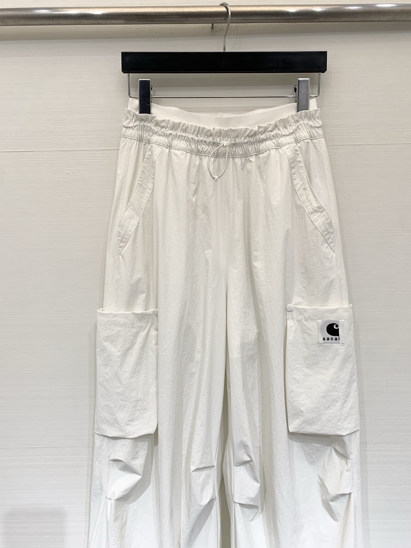 Sacai 26夏季新款 拼接腰头工装阔腿休闲裤，兼具实穿性与潮流属性，低饱和度自带高级的雾面质感，高密
