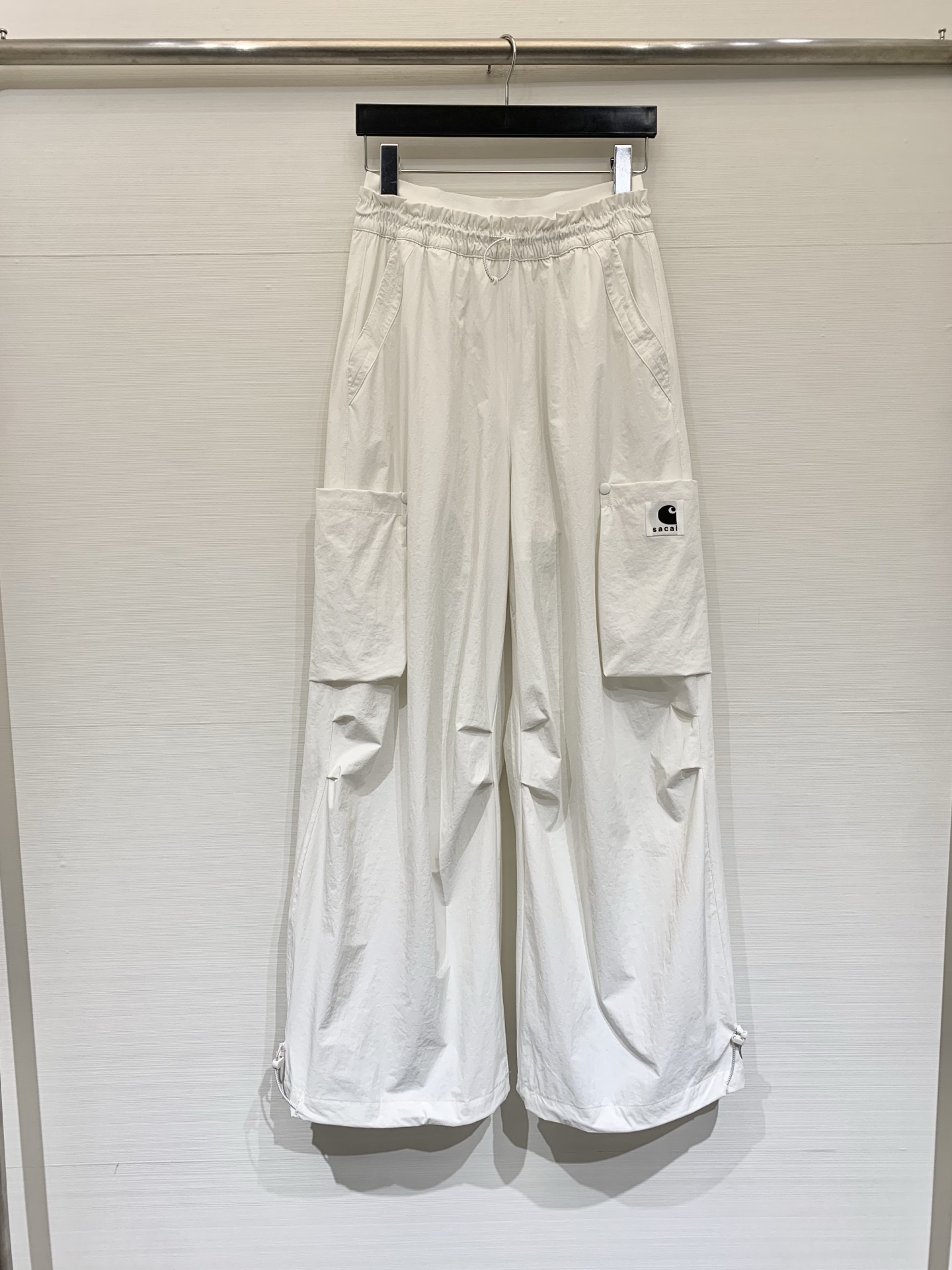 Sacai 26夏季新款 拼接腰头工装阔腿休闲裤，兼具实穿性与潮流属性，低饱和度自带高级的雾面质感，高密