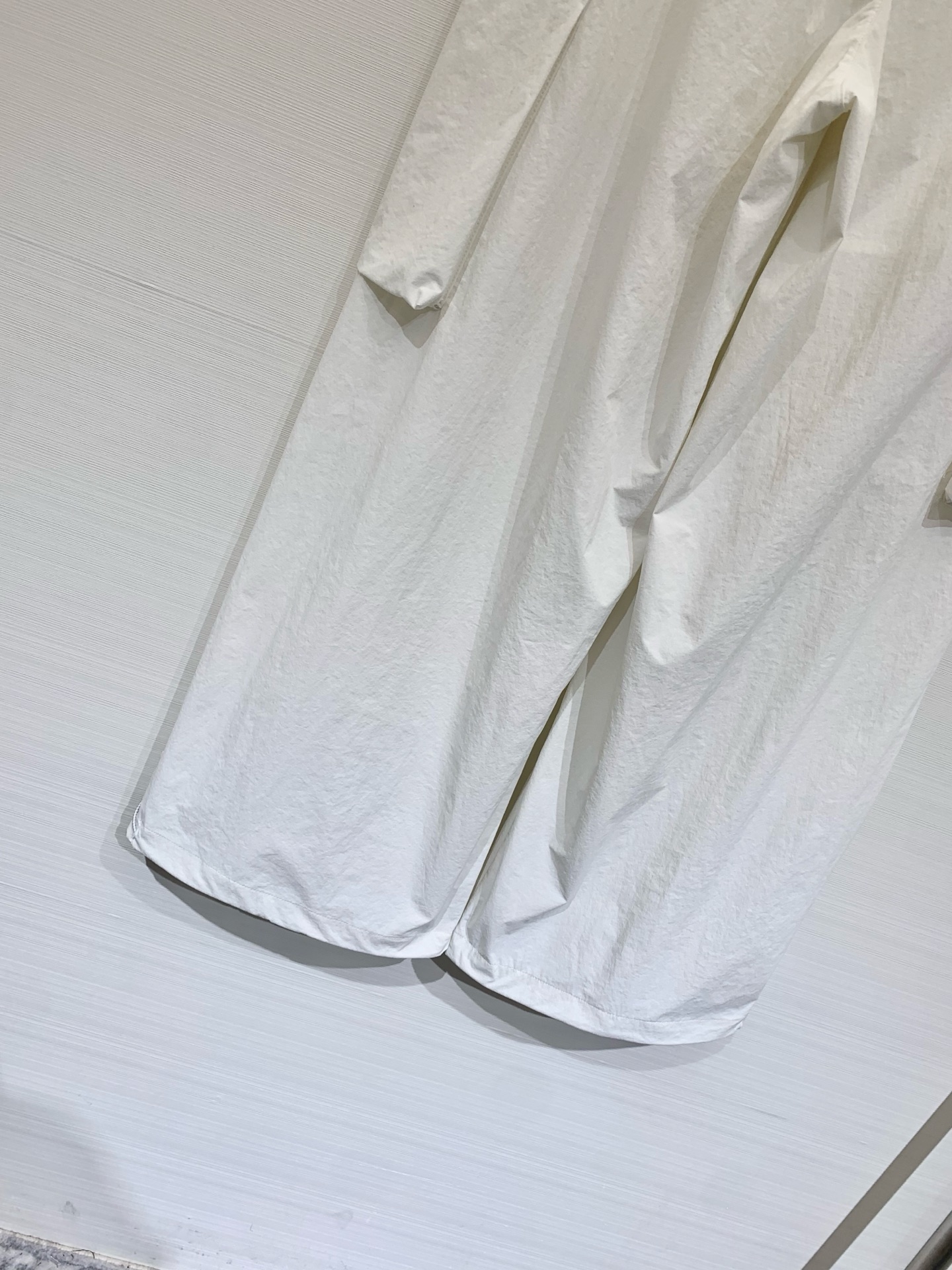 Sacai 26夏季新款 拼接腰头工装阔腿休闲裤，兼具实穿性与潮流属性，低饱和度自带高级的雾面质感，高密