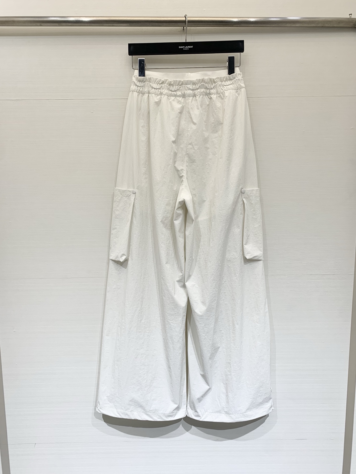 Sacai 26夏季新款 拼接腰头工装阔腿休闲裤，兼具实穿性与潮流属性，低饱和度自带高级的雾面质感，高密