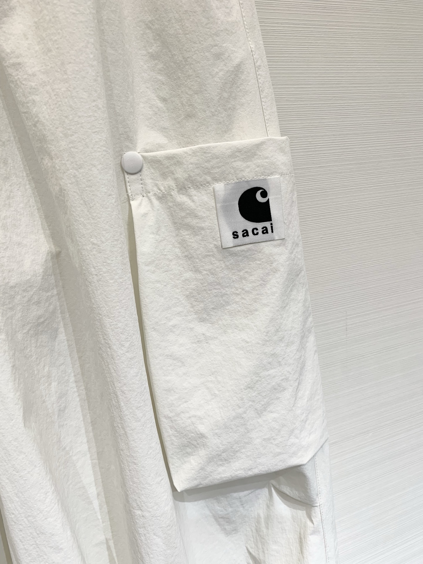 Sacai 26夏季新款 拼接腰头工装阔腿休闲裤，兼具实穿性与潮流属性，低饱和度自带高级的雾面质感，高密