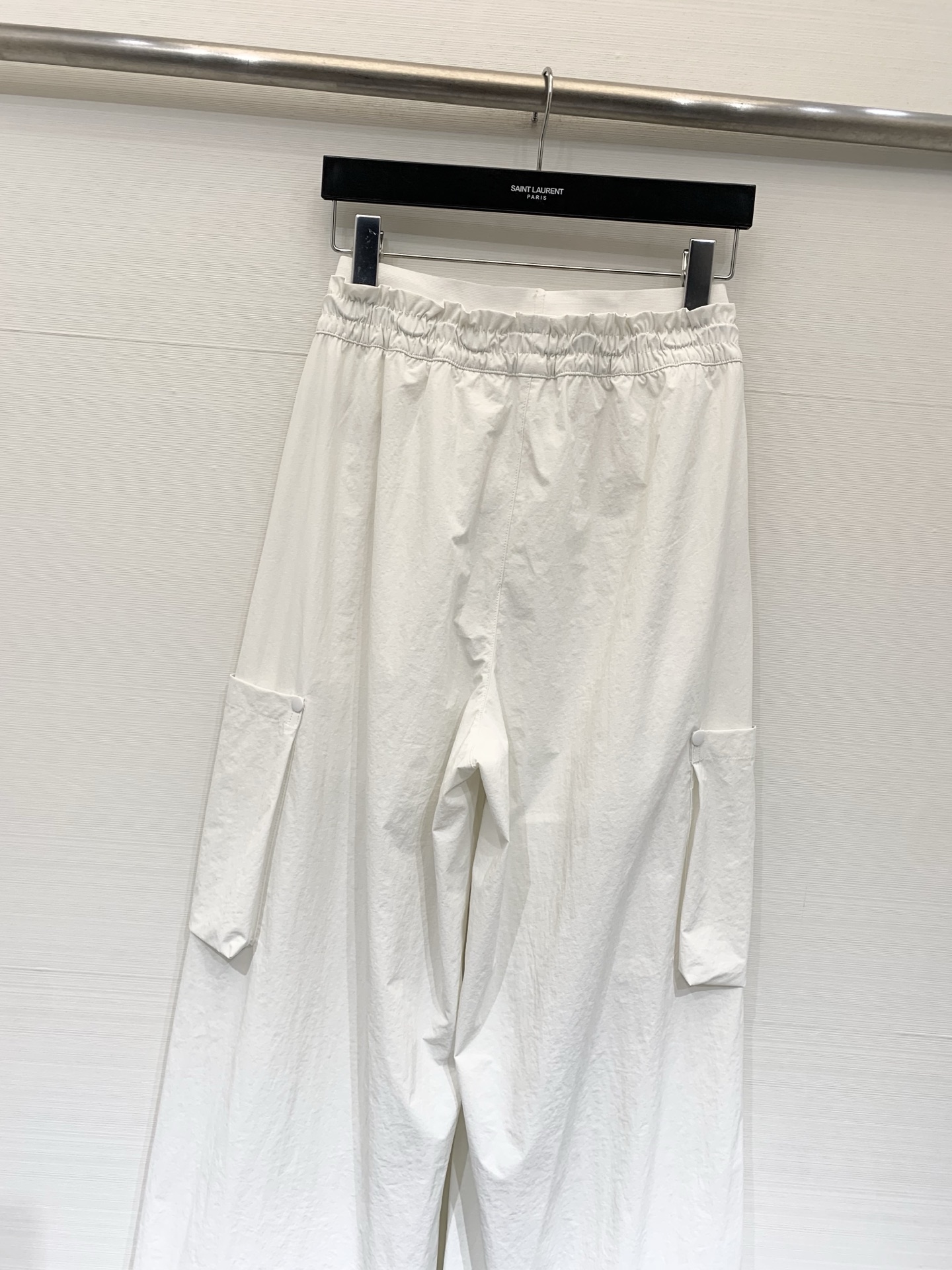 Sacai 26夏季新款 拼接腰头工装阔腿休闲裤，兼具实穿性与潮流属性，低饱和度自带高级的雾面质感，高密
