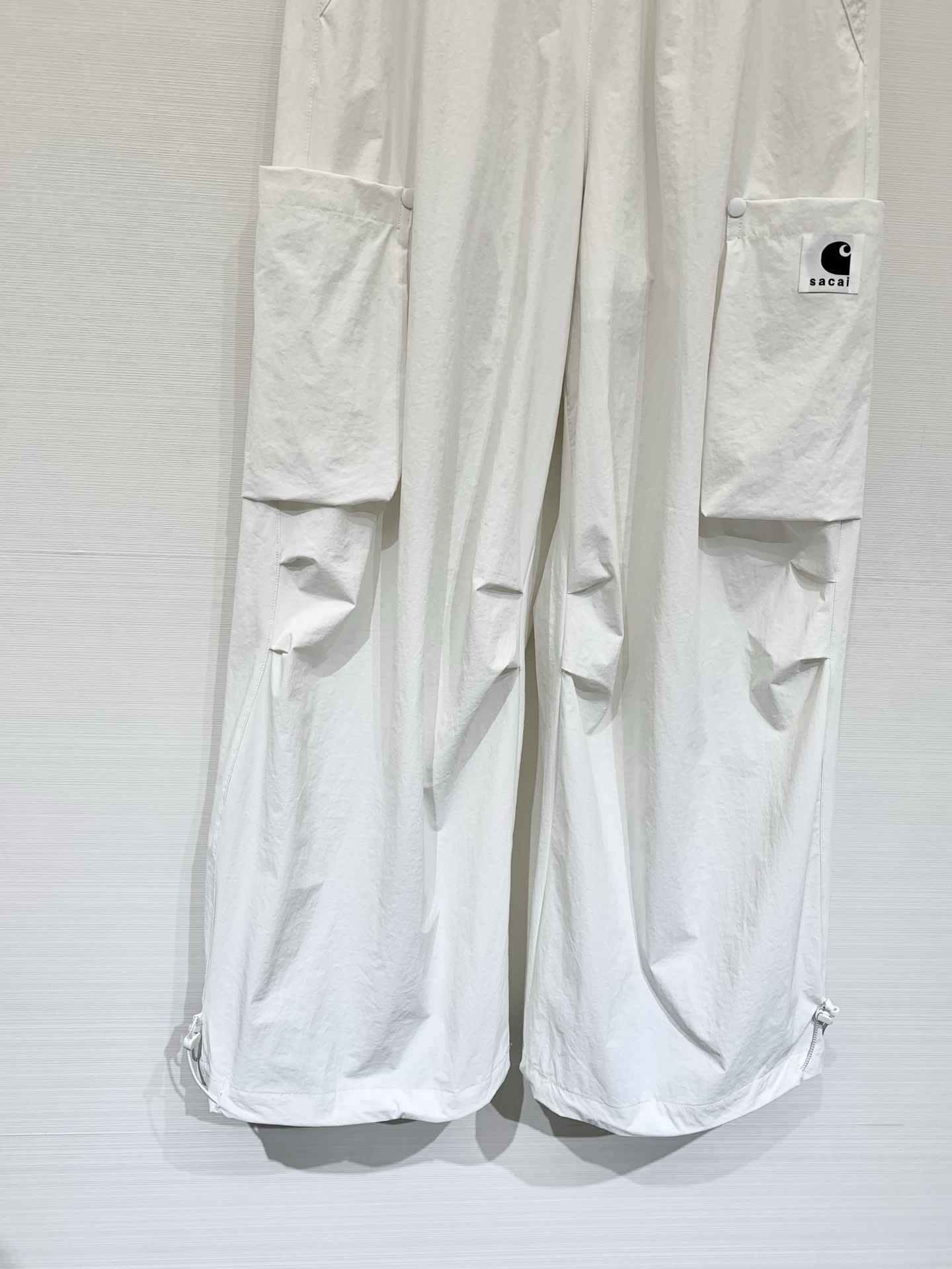 Sacai 26夏季新款 拼接腰头工装阔腿休闲裤，兼具实穿性与潮流属性，低饱和度自带高级的雾面质感，高密