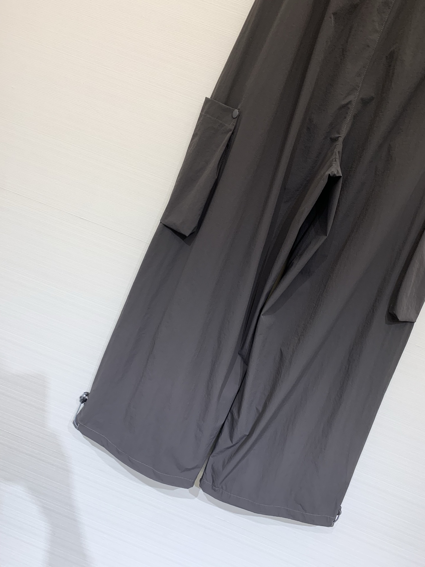 Sacai 26夏季新款 拼接腰头工装阔腿休闲裤，兼具实穿性与潮流属性，低饱和度自带高级的雾面质感，高密