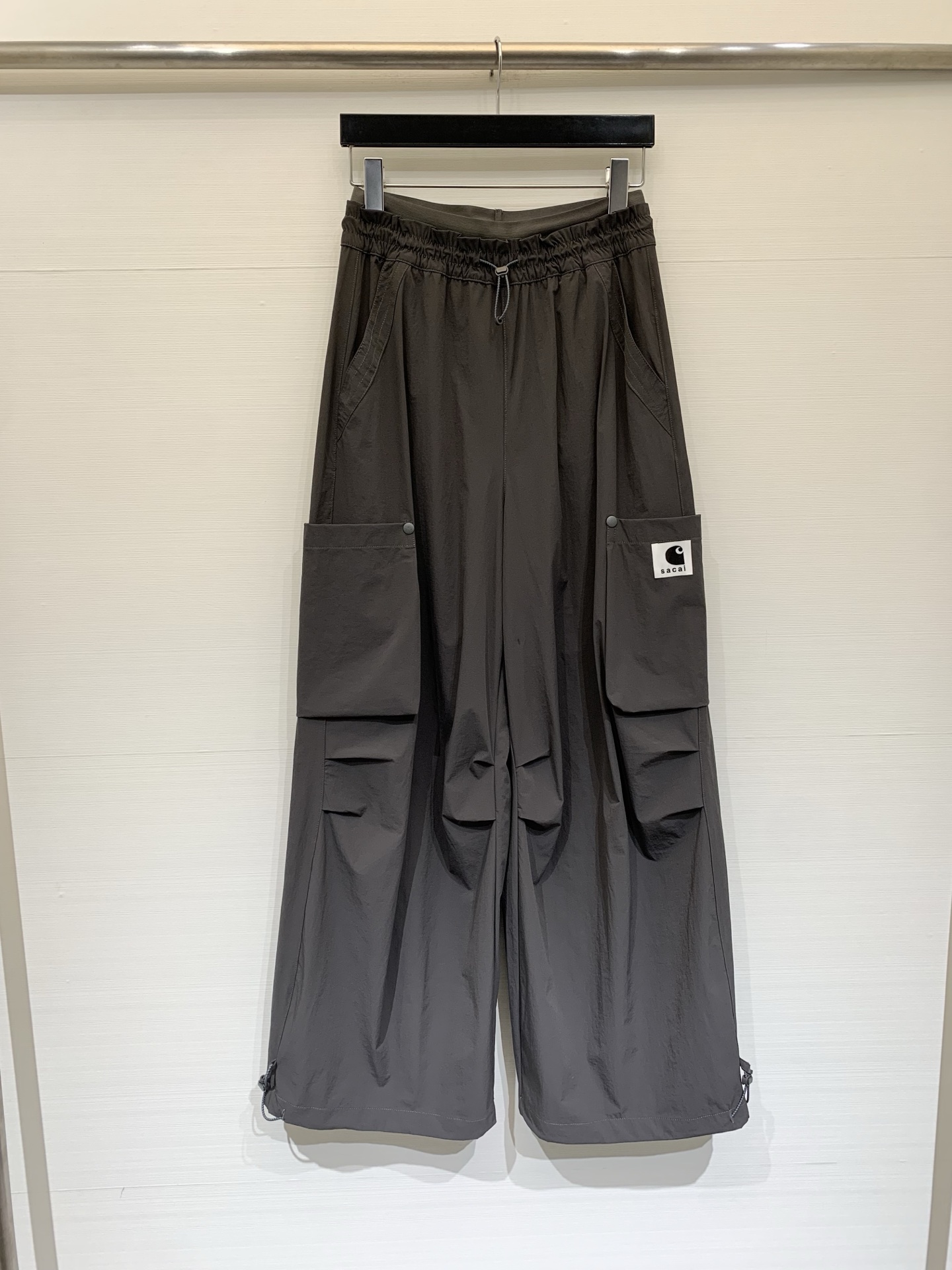 NO:823135,Sacai 26 new summer style wide-leg casual pants with spliced ​​waistband workwear, both practical and trendy, with low saturation and high-end matte texture, high-density lightweight nylon fabric, multi-panel splicing and pleat design on the knees and inner thighs, which not only enhances the amount of movement and makes walking more stretchable, but also creates a full and three-dimensional pants outline to avoid collapse. Color Dark Gray Light Gray White Size SML,,19860909Sacai 26夏季新款 拼接腰头工装阔腿休闲裤,兼具实穿性与潮流属性,低饱和度自带高级的雾面质感,高密轻量化尼龙面料,膝盖及大腿内侧采用多裁片拼接与褶裥设计,不仅增强了活动量,让走路时更舒展,更塑造出饱满立体的裤型轮廓,避免软塌 颜色深灰 浅灰 白色 码数SML,,,Women's clothing