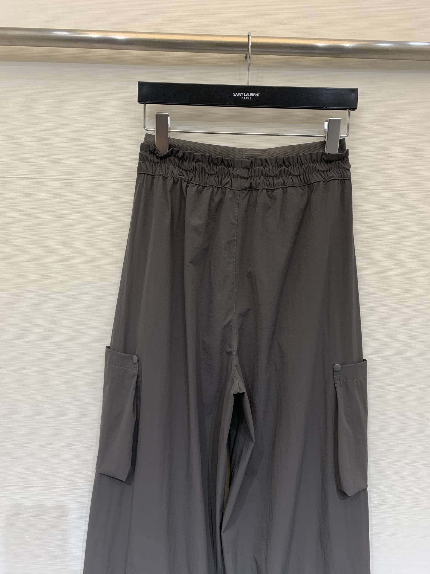 Sacai 26夏季新款 拼接腰头工装阔腿休闲裤，兼具实穿性与潮流属性，低饱和度自带高级的雾面质感，高密