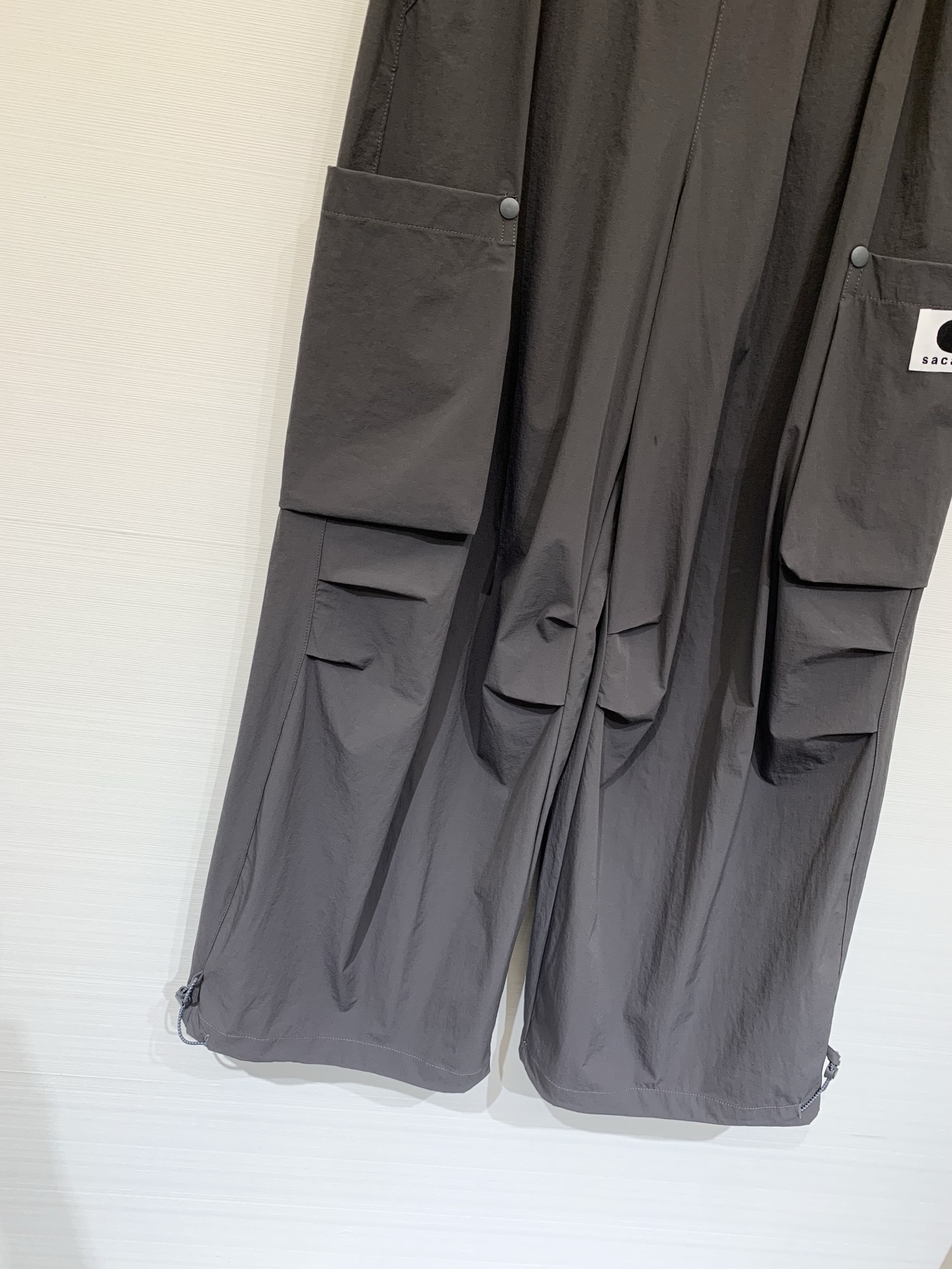Sacai 26夏季新款 拼接腰头工装阔腿休闲裤，兼具实穿性与潮流属性，低饱和度自带高级的雾面质感，高密
