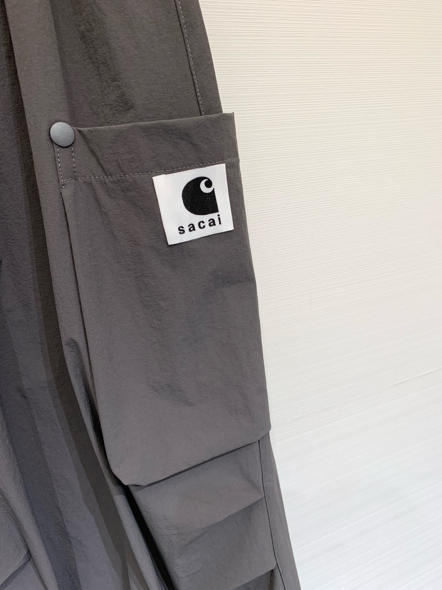 Sacai 26夏季新款 拼接腰头工装阔腿休闲裤，兼具实穿性与潮流属性，低饱和度自带高级的雾面质感，高密