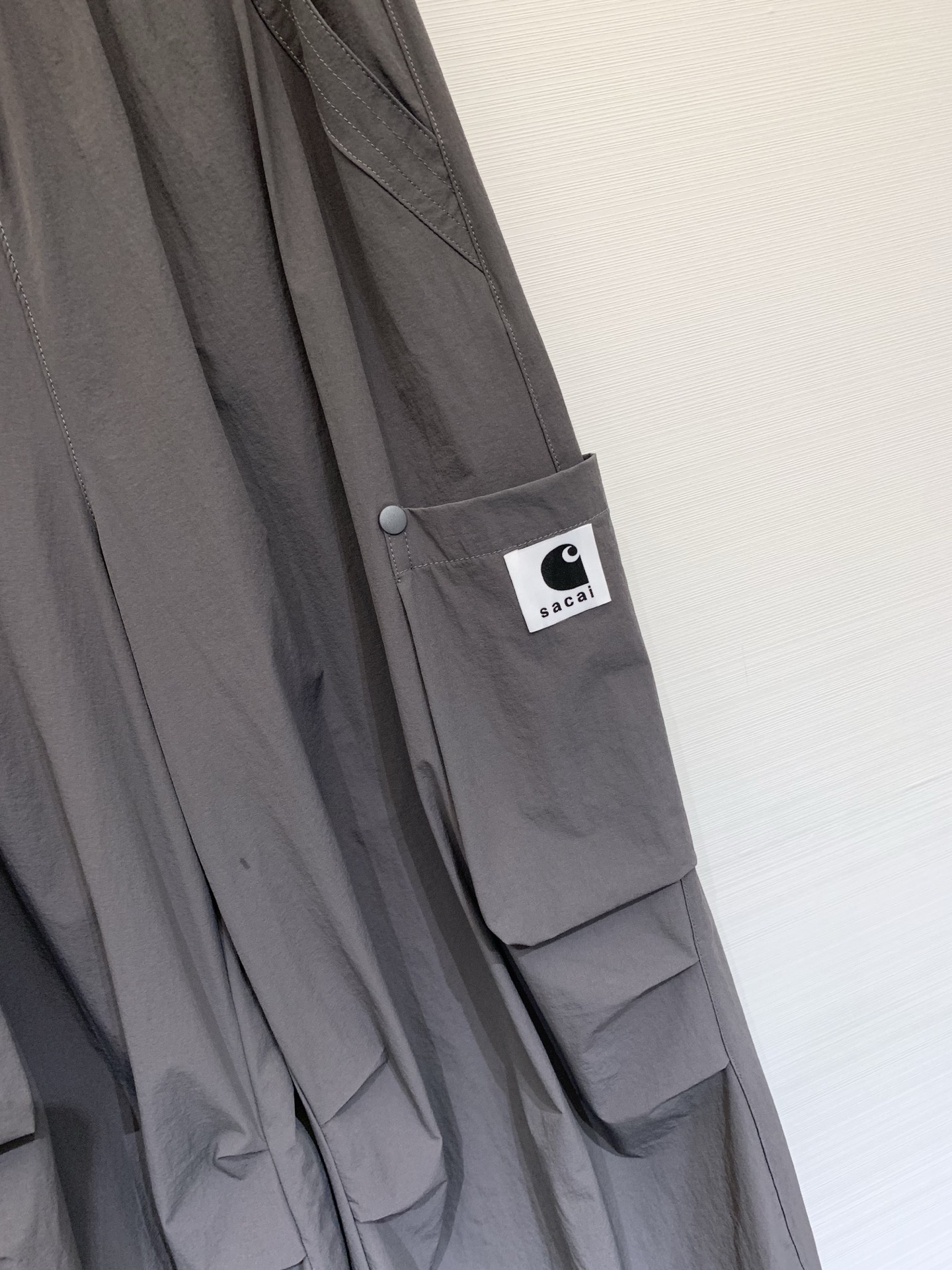 Sacai 26夏季新款 拼接腰头工装阔腿休闲裤，兼具实穿性与潮流属性，低饱和度自带高级的雾面质感，高密