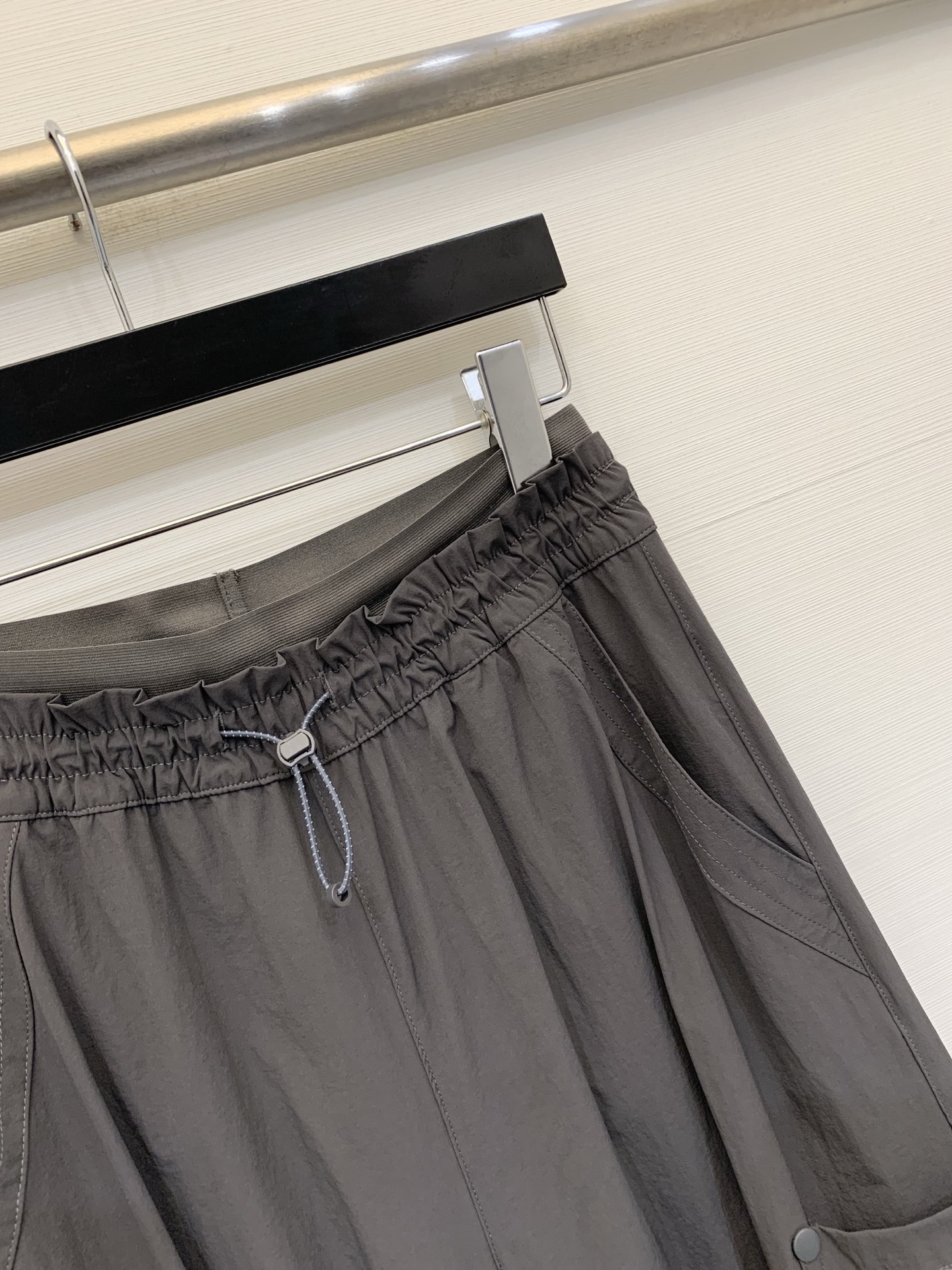Sacai 26夏季新款 拼接腰头工装阔腿休闲裤，兼具实穿性与潮流属性，低饱和度自带高级的雾面质感，高密