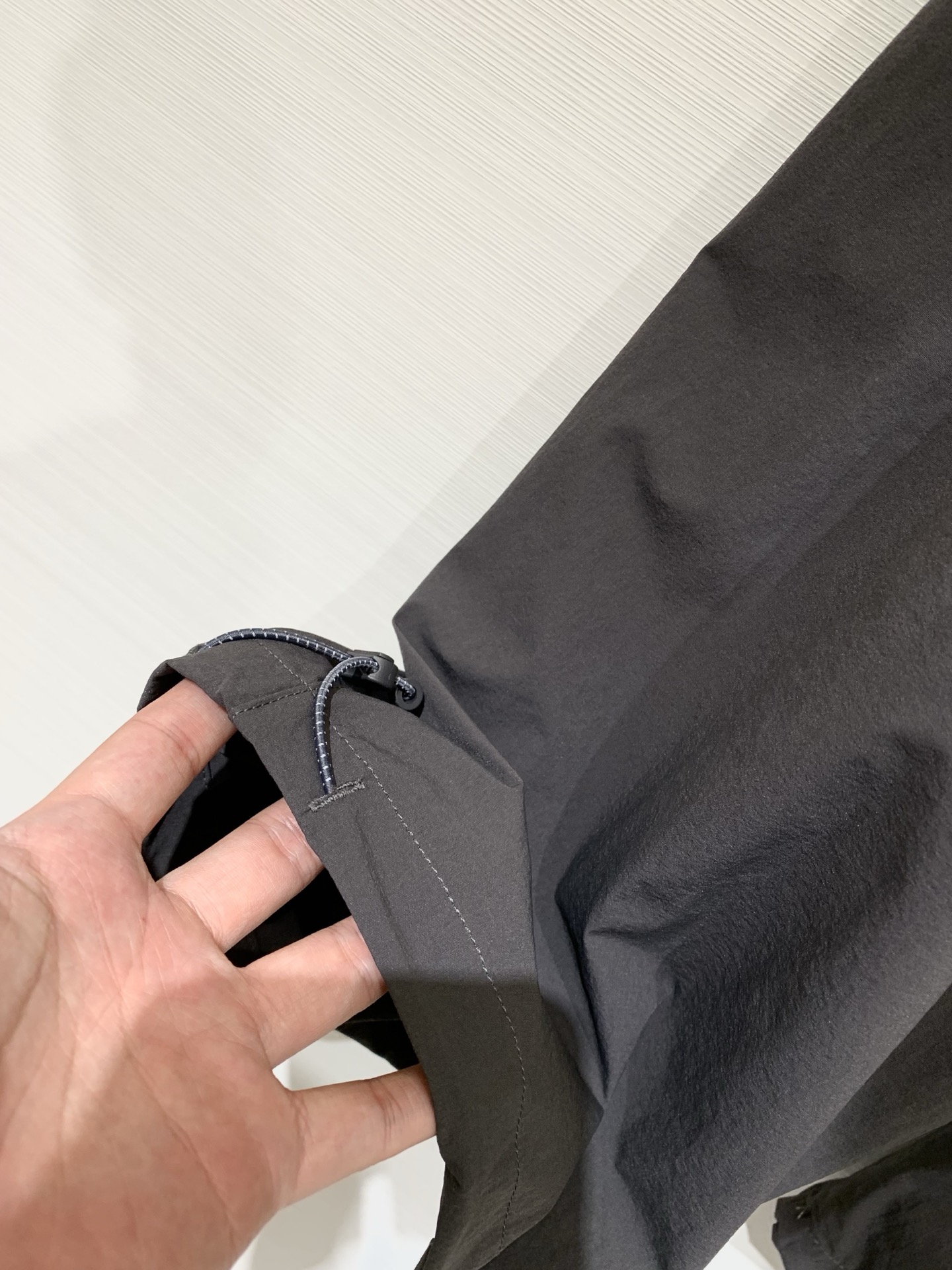 Sacai 26夏季新款 拼接腰头工装阔腿休闲裤，兼具实穿性与潮流属性，低饱和度自带高级的雾面质感，高密