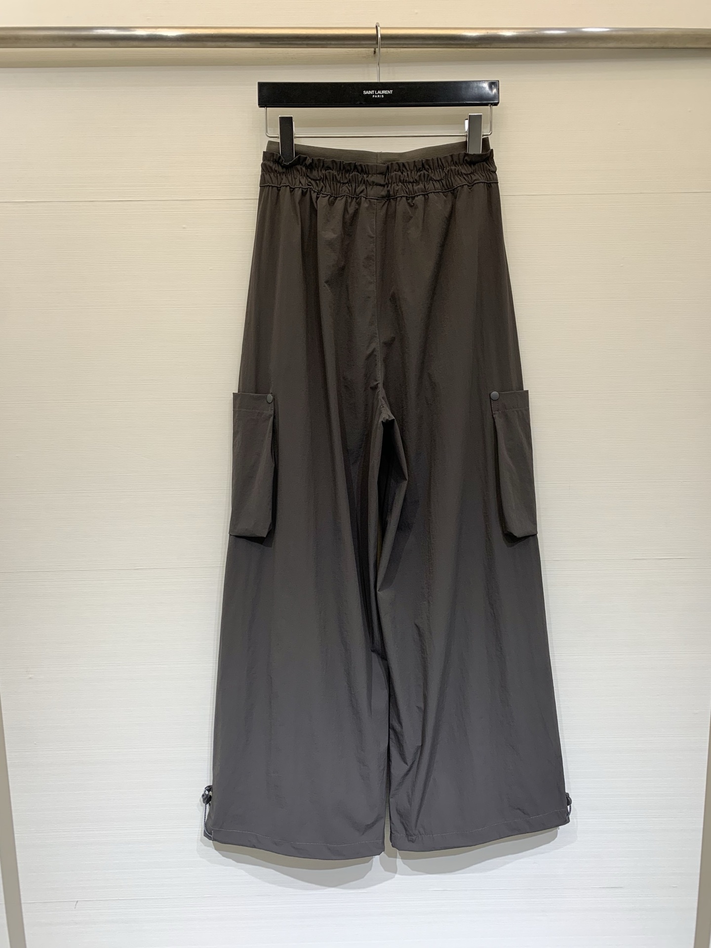 Sacai 26夏季新款 拼接腰头工装阔腿休闲裤，兼具实穿性与潮流属性，低饱和度自带高级的雾面质感，高密