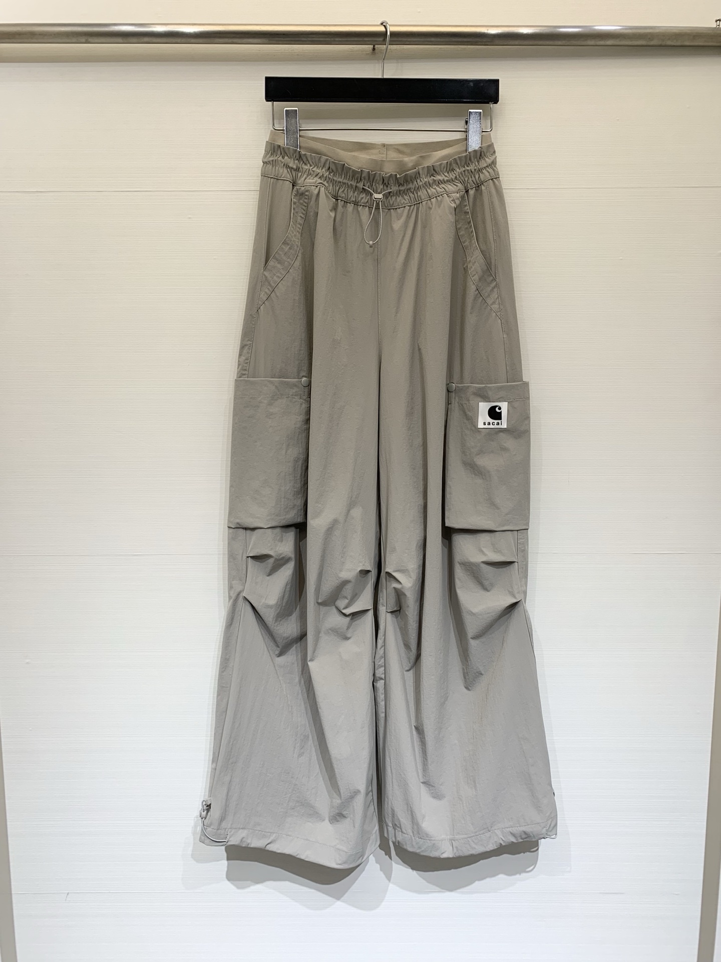 NO:823126,Sacai 26 new summer style wide-leg casual pants with spliced ​​waistband workwear, both practical and trendy, with low saturation and high-end matte texture, high-density lightweight nylon fabric, multi-panel splicing and pleat design on the knees and inner thighs, which not only enhances the amount of movement and makes walking more stretchable, but also creates a full and three-dimensional pants outline to avoid collapse. Color Dark Gray Light Gray White Size SML,,19860909Sacai 26夏季新款 拼接腰头工装阔腿休闲裤,兼具实穿性与潮流属性,低饱和度自带高级的雾面质感,高密轻量化尼龙面料,膝盖及大腿内侧采用多裁片拼接与褶裥设计,不仅增强了活动量,让走路时更舒展,更塑造出饱满立体的裤型轮廓,避免软塌 颜色深灰 浅灰 白色 码数SML,,,Women's clothing