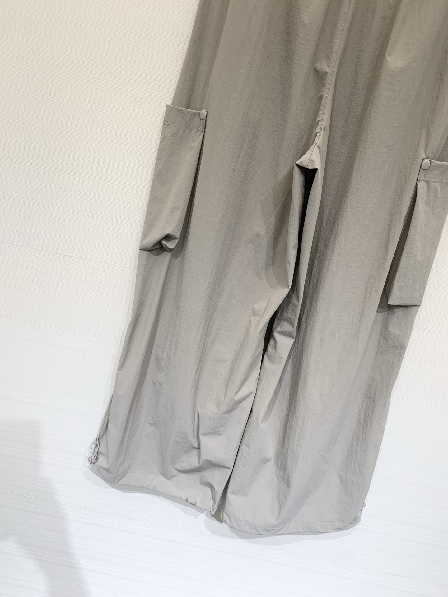 Sacai 26夏季新款 拼接腰头工装阔腿休闲裤，兼具实穿性与潮流属性，低饱和度自带高级的雾面质感，高密