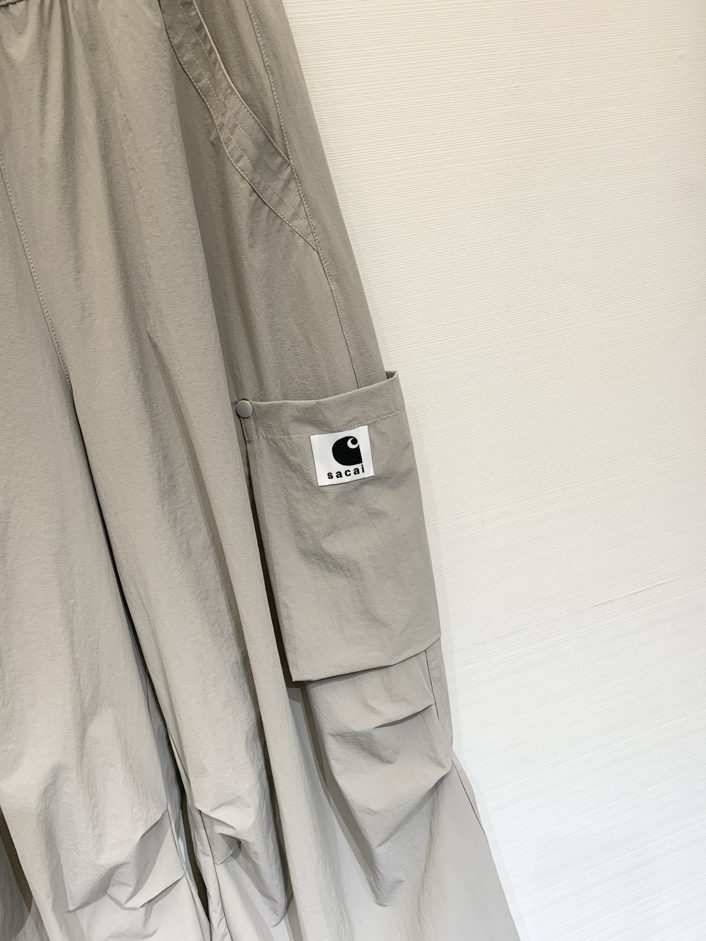 Sacai 26夏季新款 拼接腰头工装阔腿休闲裤，兼具实穿性与潮流属性，低饱和度自带高级的雾面质感，高密