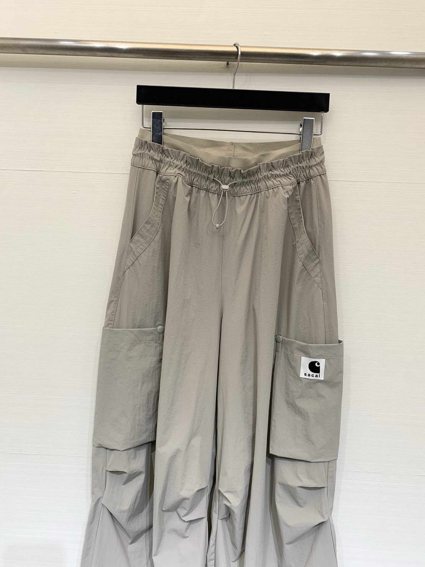 Sacai 26夏季新款 拼接腰头工装阔腿休闲裤，兼具实穿性与潮流属性，低饱和度自带高级的雾面质感，高密