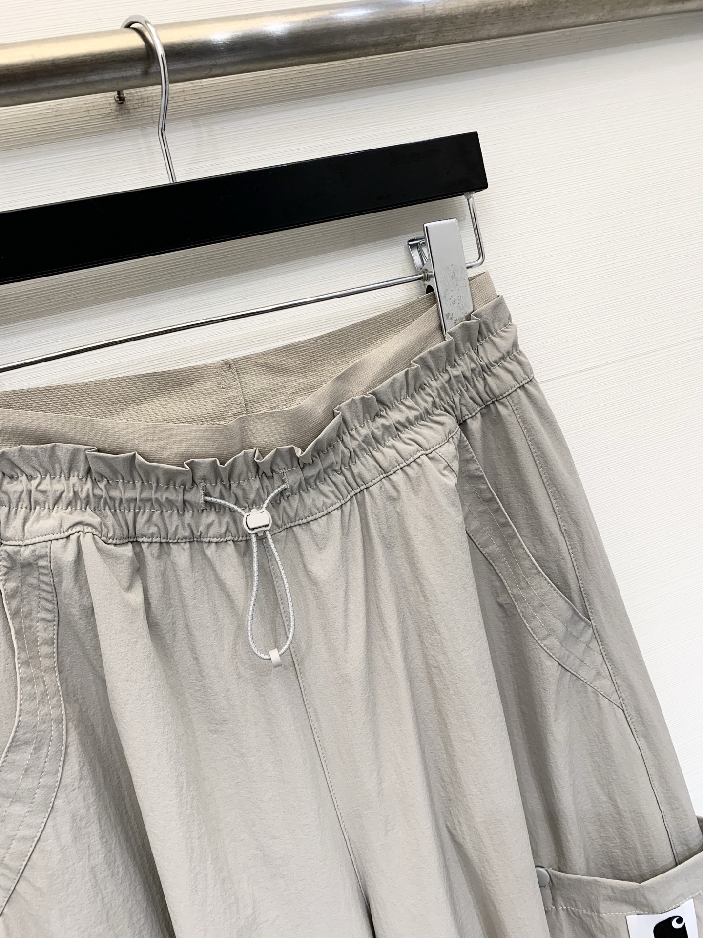 Sacai 26夏季新款 拼接腰头工装阔腿休闲裤，兼具实穿性与潮流属性，低饱和度自带高级的雾面质感，高密