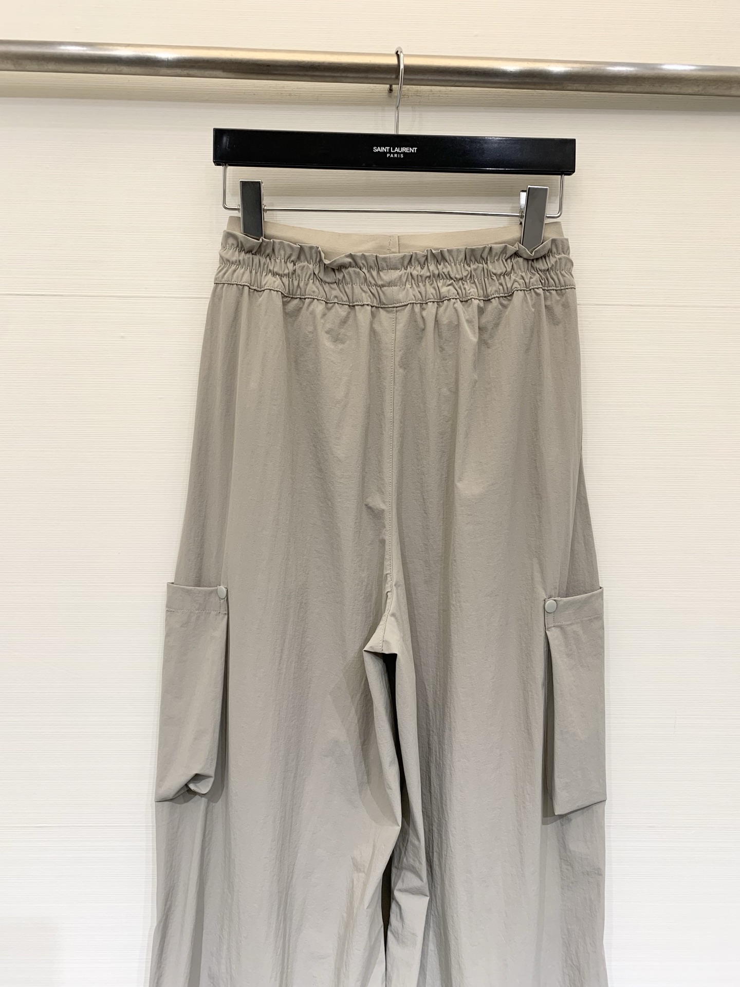 Sacai 26夏季新款 拼接腰头工装阔腿休闲裤，兼具实穿性与潮流属性，低饱和度自带高级的雾面质感，高密