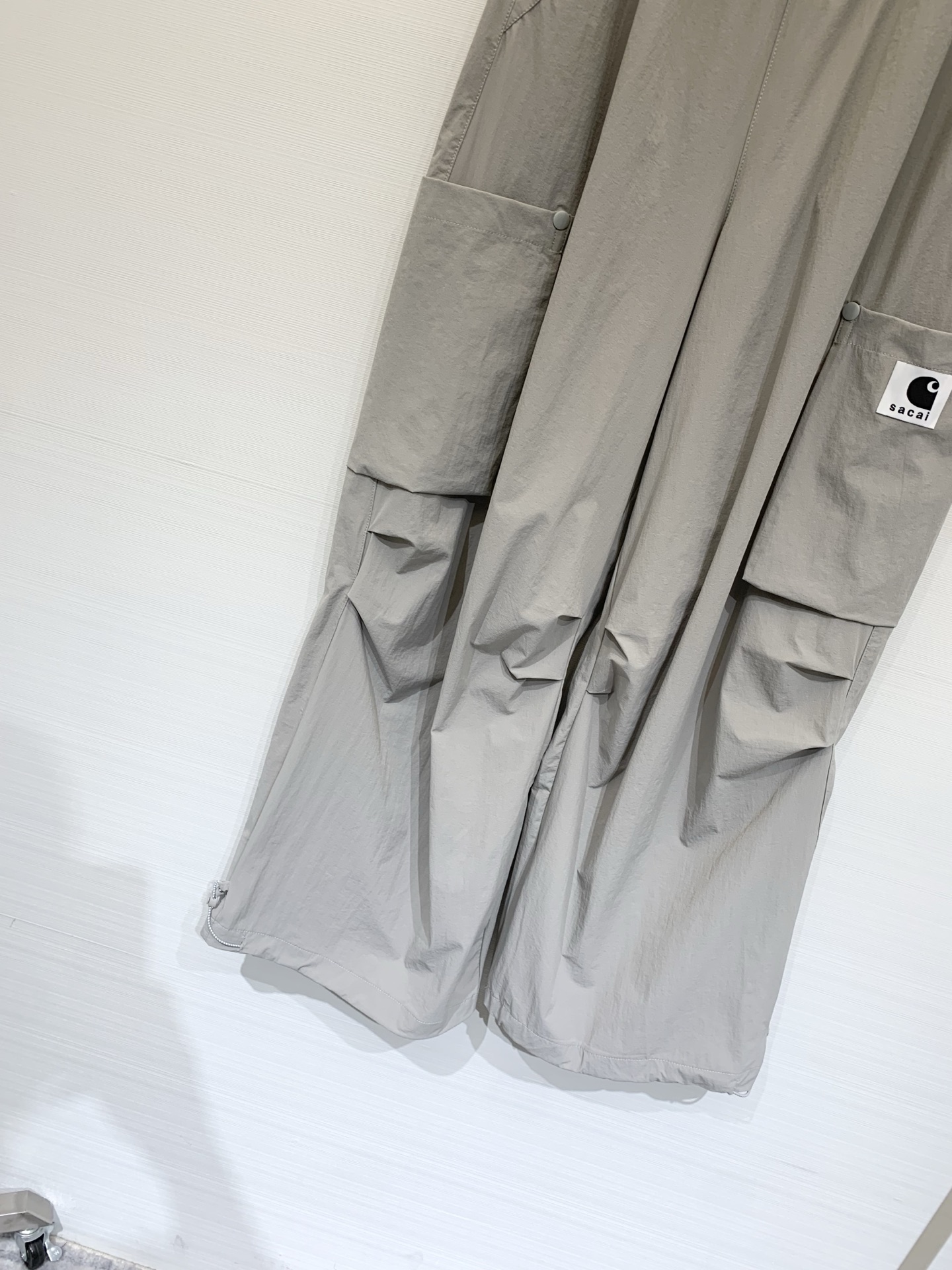 Sacai 26夏季新款 拼接腰头工装阔腿休闲裤，兼具实穿性与潮流属性，低饱和度自带高级的雾面质感，高密