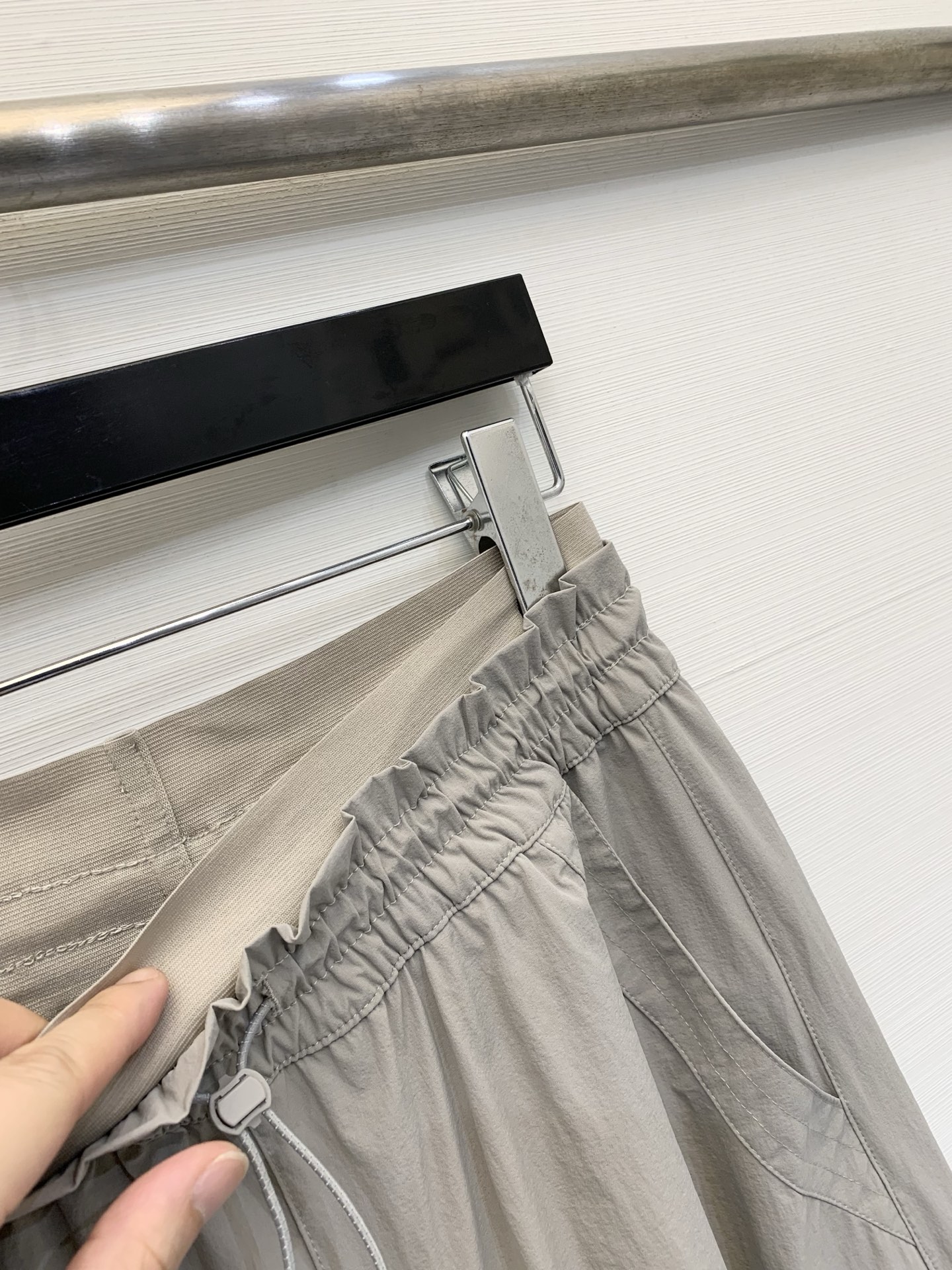 Sacai 26夏季新款 拼接腰头工装阔腿休闲裤，兼具实穿性与潮流属性，低饱和度自带高级的雾面质感，高密