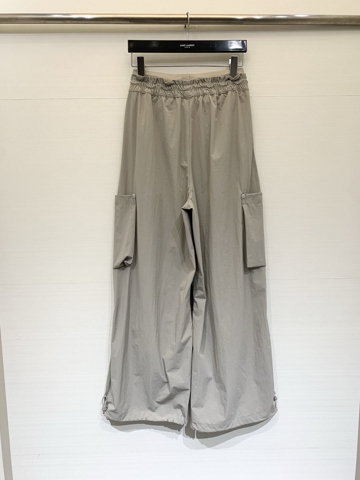 Sacai 26夏季新款 拼接腰头工装阔腿休闲裤，兼具实穿性与潮流属性，低饱和度自带高级的雾面质感，高密