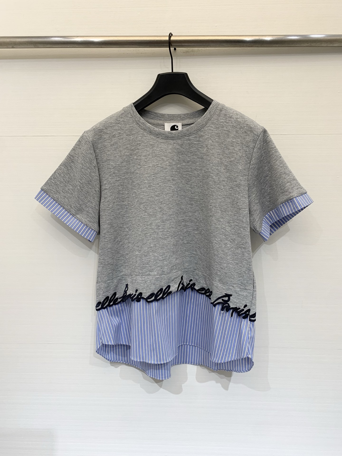 NO:824711,Sacai 26 new summer style fake two-piece spliced ​​short-sleeved T-shirt. The hem and cuffs are spliced ​​with blue and white striped shirt fabrics. It has a sense of layering and relaxation. The black embroidered letters on the hem are the finishing detail. The deconstructed style is full of relaxation. Three-color SM, shirts, T-shirt, tees, t-shirt,19860909Sacai 26夏季新款 假两件拼接短袖T恤,下摆和袖口拼接蓝白条纹衬衫面料,自带层次和松弛感,下摆的黑色刺绣字母是点睛细节,解构风松弛感满满 三色SM,,shirts,T-shirt,tees，t-shirt,,Women's clothing
