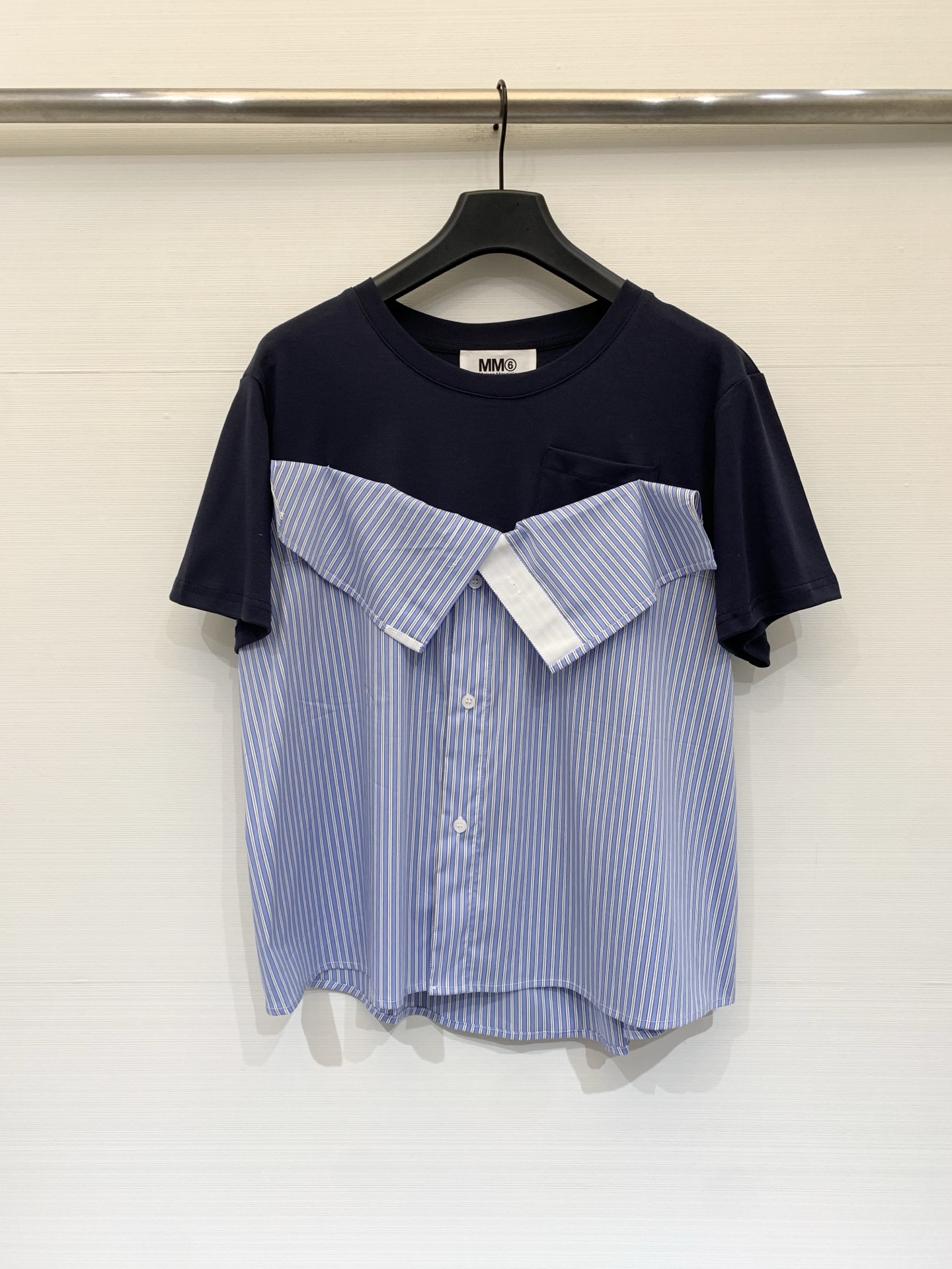 NO:824702,MM6 26 new summer style deconstructed style spliced ​​short-sleeved T-shirt, sew the front of the shirt (with buttons and pockets) directly on the front of the white T, forming a 'fake two-piece' deconstructed effect, minimalist and versatile, three-color SM, masion margiela, shirts, T-shirt, tees, t-shirt,19860909MM6 26夏季新款 解构风拼接短袖T恤,把衬衫前襟（带纽扣、口袋）直接缝在白T正面,形成“假两件”的解构效果,极简百搭 三色SM,,masion margiela,shirts,T-shirt,tees，t-shirt,,Women's clothing
