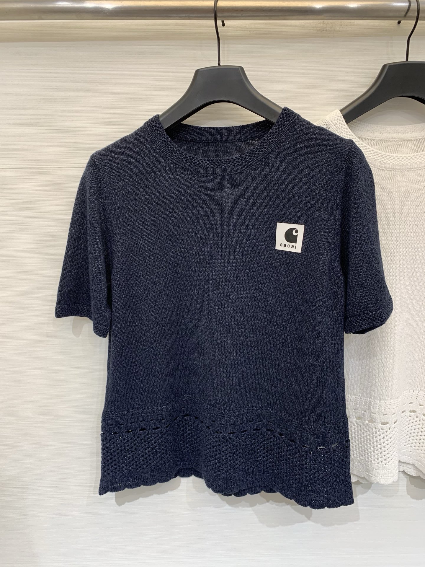 NO:824770,Sacai 26 new summer style knitted short-sleeved T-shirt, round neck knitting, co-branded logo on the chest, hollow crochet details on the hem and cuffs, low-key and recognizable, slightly loose fit, made of imported Japanese paper yarn fabric, light and not stuffy, suitable for spring and summer. Color: navy blue white. Size: SML P,, T-shirt, tees, t-shirt,19860909Sacai 26夏季新款 针织短袖T恤,圆领针织,胸前带联名Logo标识,下摆和袖口做了镂空钩花细节,低调又有辨识度,合身微宽松版型,采用进口和纸纱面料,轻薄不闷,适合春夏 颜色藏蓝 白色 码数SML P,,T-shirt,tees，t-shirt,,Women's clothing