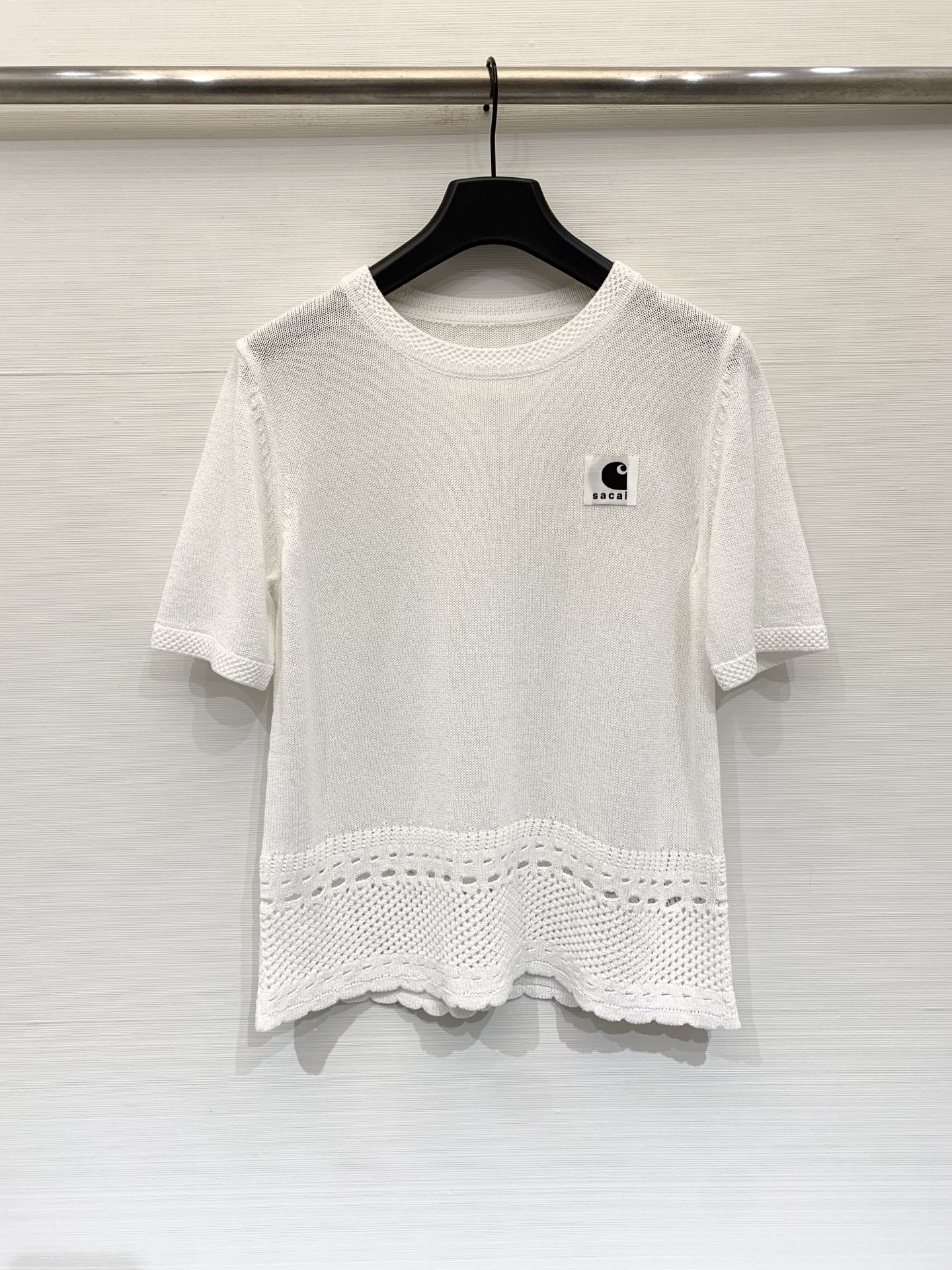 NO:824760,Sacai 26 new summer style knitted short-sleeved T-shirt, round neck knitting, co-branded logo on the chest, hollow crochet details on the hem and cuffs, low-key and recognizable, slightly loose fit, made of imported Japanese paper yarn fabric, light and not stuffy, suitable for spring and summer. Color: navy blue white. Size: SML P,, T-shirt, tees, t-shirt,19860909Sacai 26夏季新款 针织短袖T恤,圆领针织,胸前带联名Logo标识,下摆和袖口做了镂空钩花细节,低调又有辨识度,合身微宽松版型,采用进口和纸纱面料,轻薄不闷,适合春夏 颜色藏蓝 白色 码数SML P,,T-shirt,tees，t-shirt,,Women's clothing
