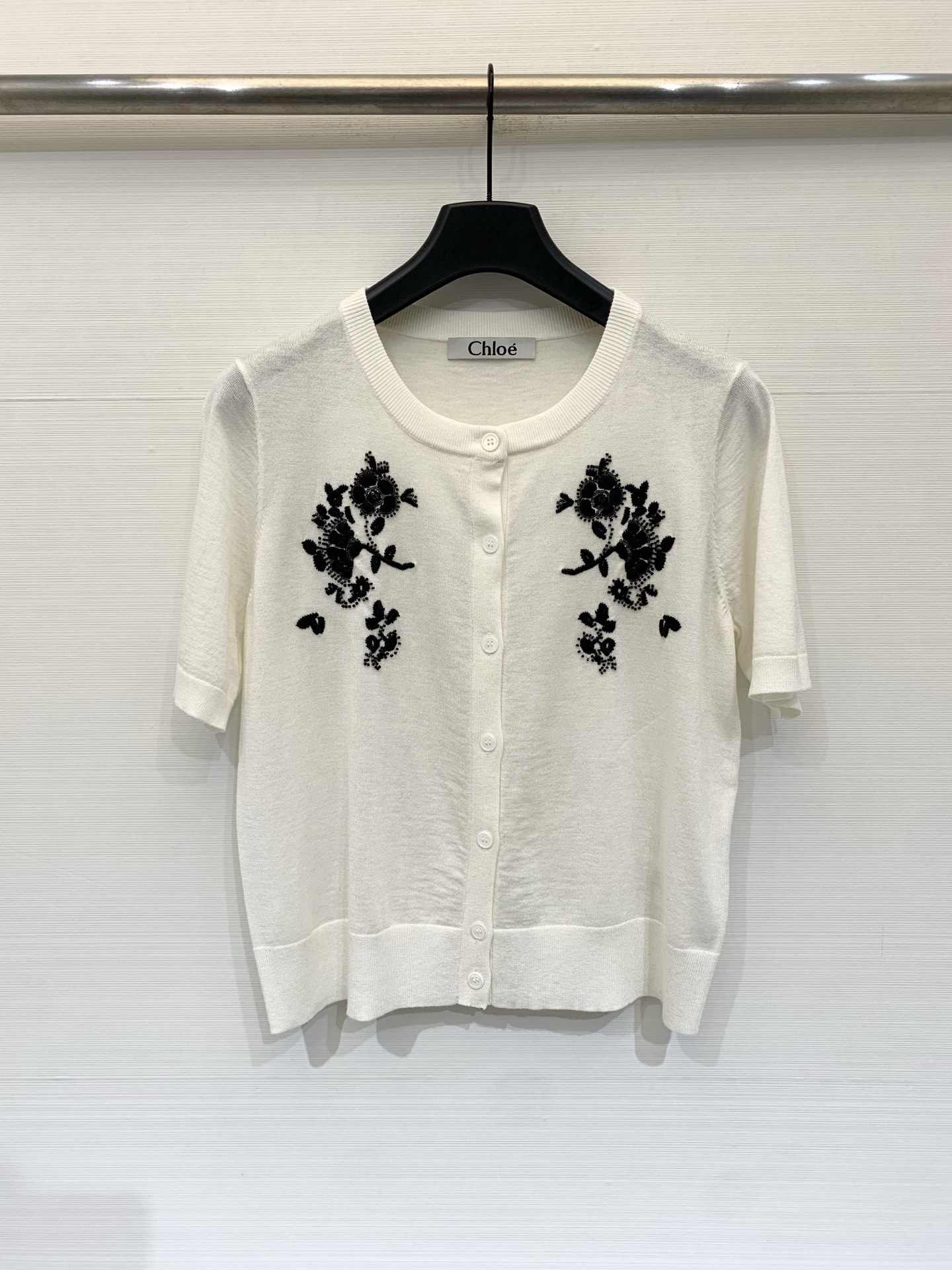 NO:824752,Chloe 26 new summer style French retro embroidered knitted short-sleeved cardigan, black floral embroidery on the chest, exquisite and retro, tasteful when worn alone or layered, gentle style, light and mature temperament two-color SML, chloe, loewe, T-shirt,19860909Chloe 26夏季新款 法式复古刺绣针织短袖开衫,胸前黑色花卉刺绣,精致又复古,单穿或叠穿都很有味道,温柔风、轻熟气质穿搭 两色SML,,chloe,loewe,T-shirt,,Women's clothing