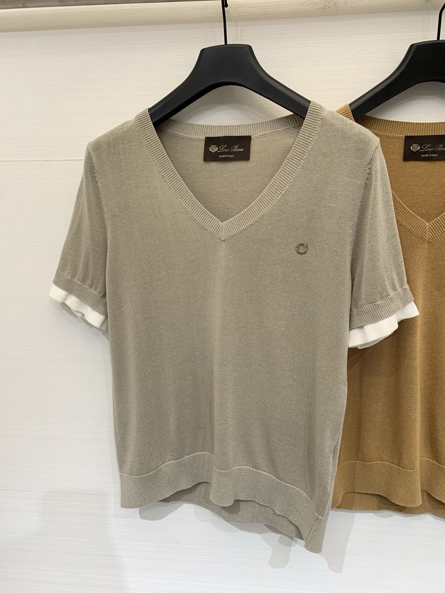 NO:824740,220L 26 new summer style contrasting V-neck knitted short-sleeved T-shirt, with 'fake two-piece' white edges on the cuffs, small metal logo embellishment on the chest, with a high-end feel, slim and loose fit, breathable and drape, with soft light texture, French commuting, minimalist old money style, gentle temperament. Two-color SML,, loro piana, T-shirt, tees, t-shirt,19860909220L 26夏季新款 撞色V领针织短袖T恤,袖口做了“假两件”白边撞色,胸前小金属标点缀,自带高级感,修身微宽松版型,透气垂坠,自带柔光质感,法式通勤、极简老钱风、温柔气质穿搭 两色SML,,loro piana,T-shirt,tees，t-shirt,,Women's clothing