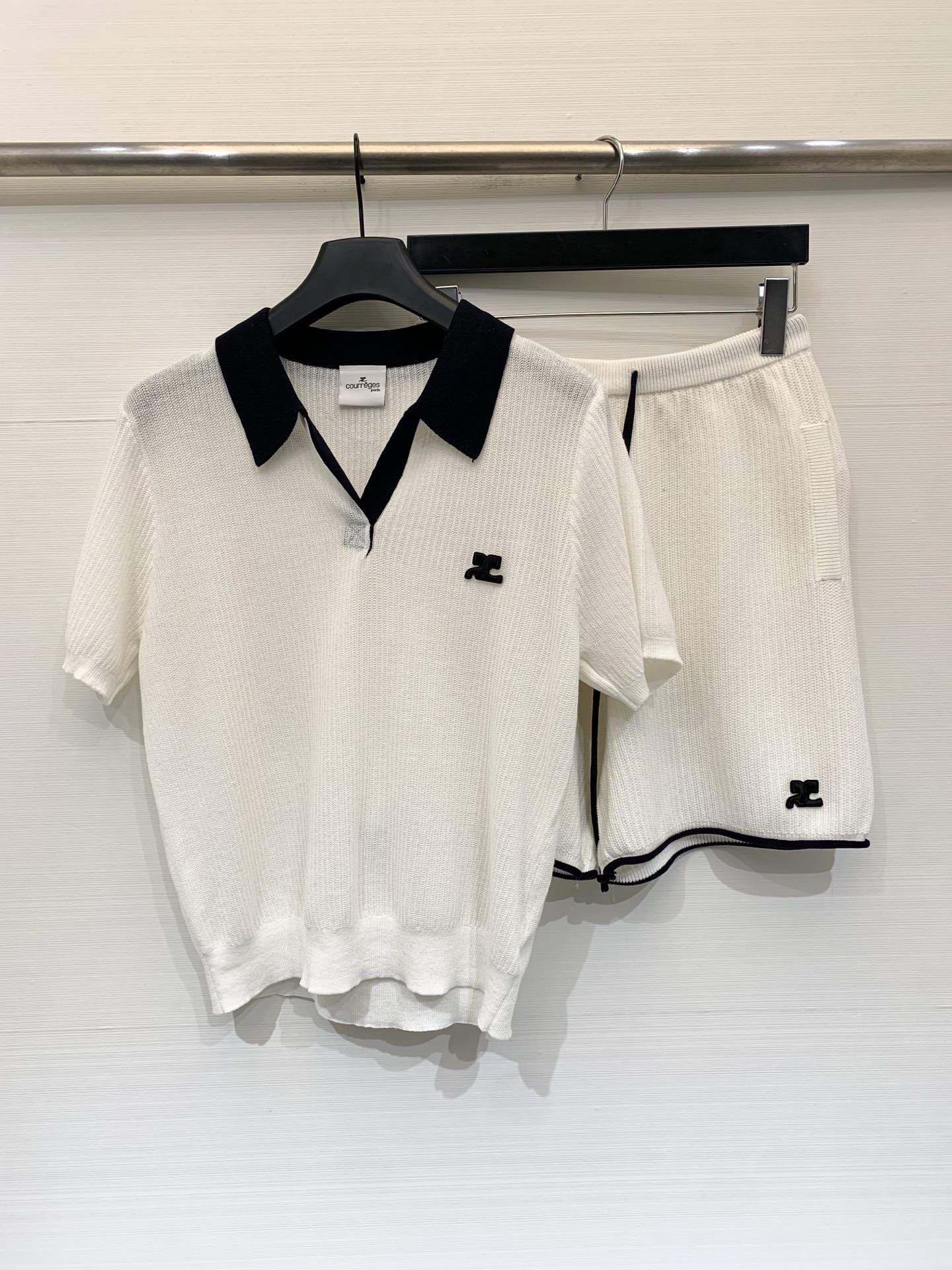 NO:824724,Courrèges 26 new summer style contrasting color Polo knitted suit, many contrasting effects are very high-end, the whole set has a French retro sporty feel, and a relaxed look. Three-color SM,,19860909Courrèges 26夏季新款 撞色Polo针织套装,多处撞色效果非常高级,一整套自带法式复古运动感,松弛感穿搭 三色SM,,,Women's clothing