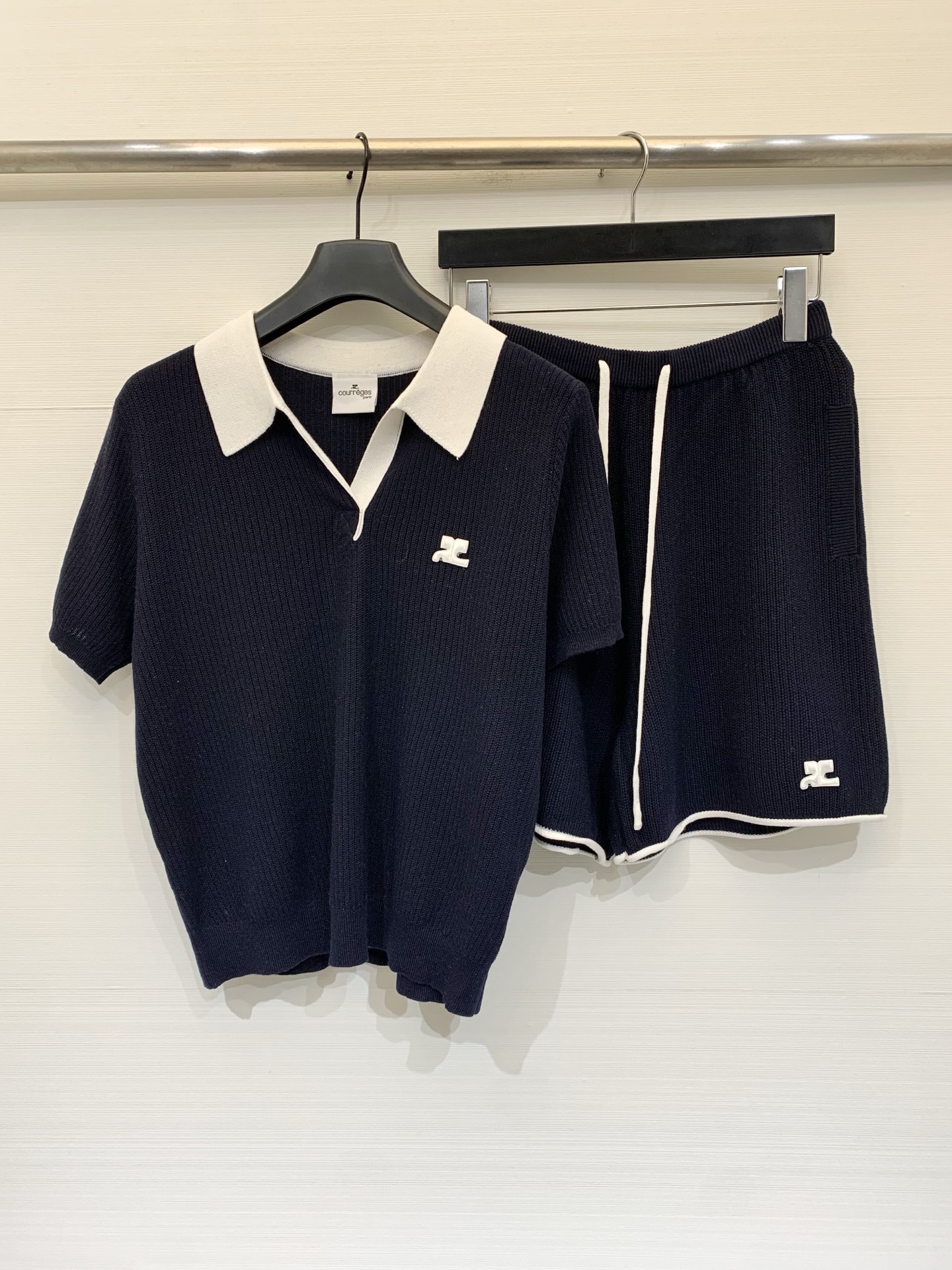 NO:824716,Courrèges 26 new summer style contrasting color Polo knitted suit, many contrasting effects are very high-end, the whole set has a French retro sporty feel, and a relaxed look. Three-color SM.,,19860909Courrèges 26夏季新款 撞色Polo针织套装,多处撞色效果非常高级,一整套自带法式复古运动感,松弛感穿搭 三色SM .,,,Women's clothing