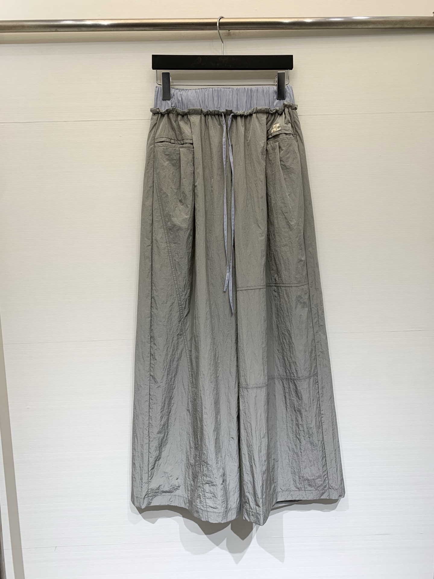 NO:824701,Courreges 26 new summer style nylon sun-proof contrasting waistband casual pants, black/gray/white three colors suitable for all styles, light and breathable fabric that does not make you sweaty, drapey wide-leg version optimizes proportions in one second, elastic waist design is not flattering on the figure, looks great with T-shirts and suspenders, a must-have for lazy people when going out in summer!  Three colors S/M/L,,tees,t-shirt,19860909Courreges 26夏季新款 尼龙防晒撞色腰头休闲裤,黑/灰/白三色适配所有风格,轻薄透气面料不闷汗,垂坠感阔腿版型一秒优化比例,松紧腰设计不挑身材,搭配T恤、吊带都超好看,懒人夏日出街必备！三色S/M/L,,tees，t-shirt,,Women's clothing