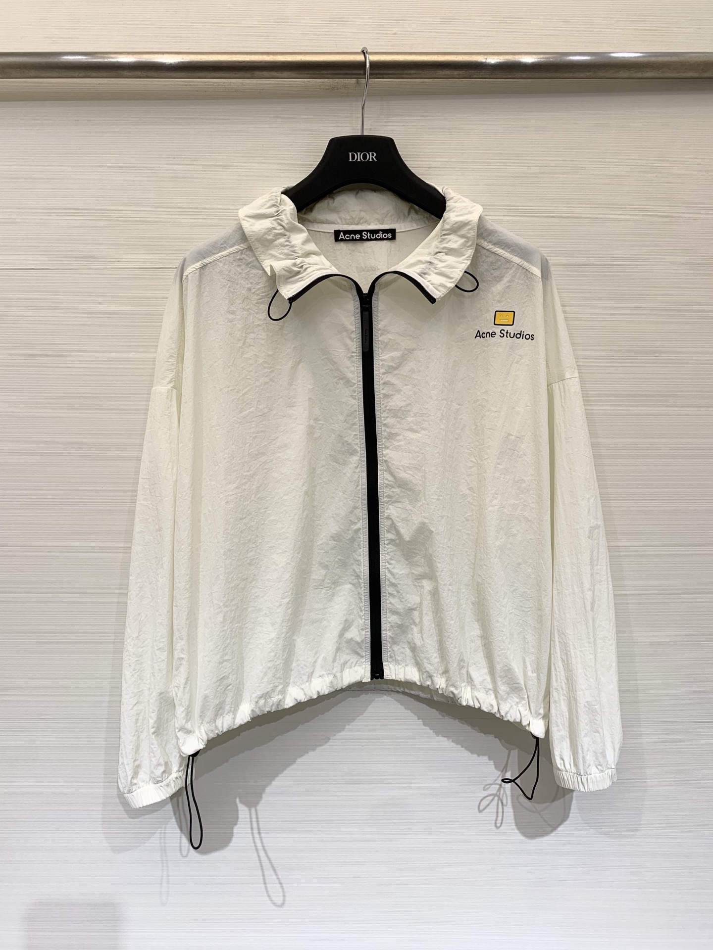 NO:826387,Acne Studios bud collar silhouette sun protection jacket, the combination of minimalism and neat aura, the length is moderate, the overall straight line, does not restrict the body shape, paired with light-colored jeans, very high-end sense Size SM,,acne studios,dior,jeans,jackets & coats,19860909Acne Studios 花苞领廓形防晒外套,极简主义与利落气场的结合,衣长适中,整体呈直线条,不束缚身形,下配浅色牛仔裤,极具高级感 码数SM,,acne studios,dior,jeans,jackets & coats,,Women's clothing